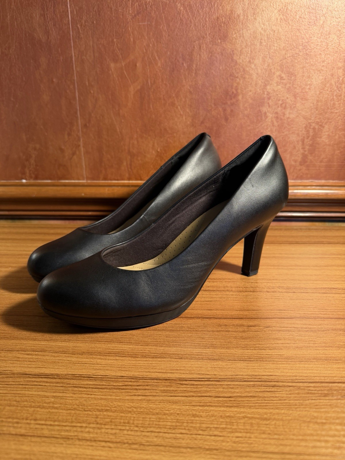 Clarks AMBYR Pumps Sz 8 W Black Leather Slip-Ons 2-1/2″ High Heels – EUC