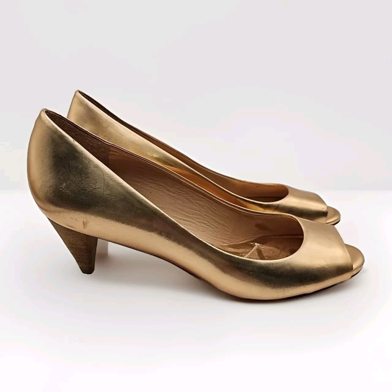 BCBG Max Azria Sz 8 B Leather Rose Gold Pumps 2″ Cone Heels Metallic Jazzy 26B