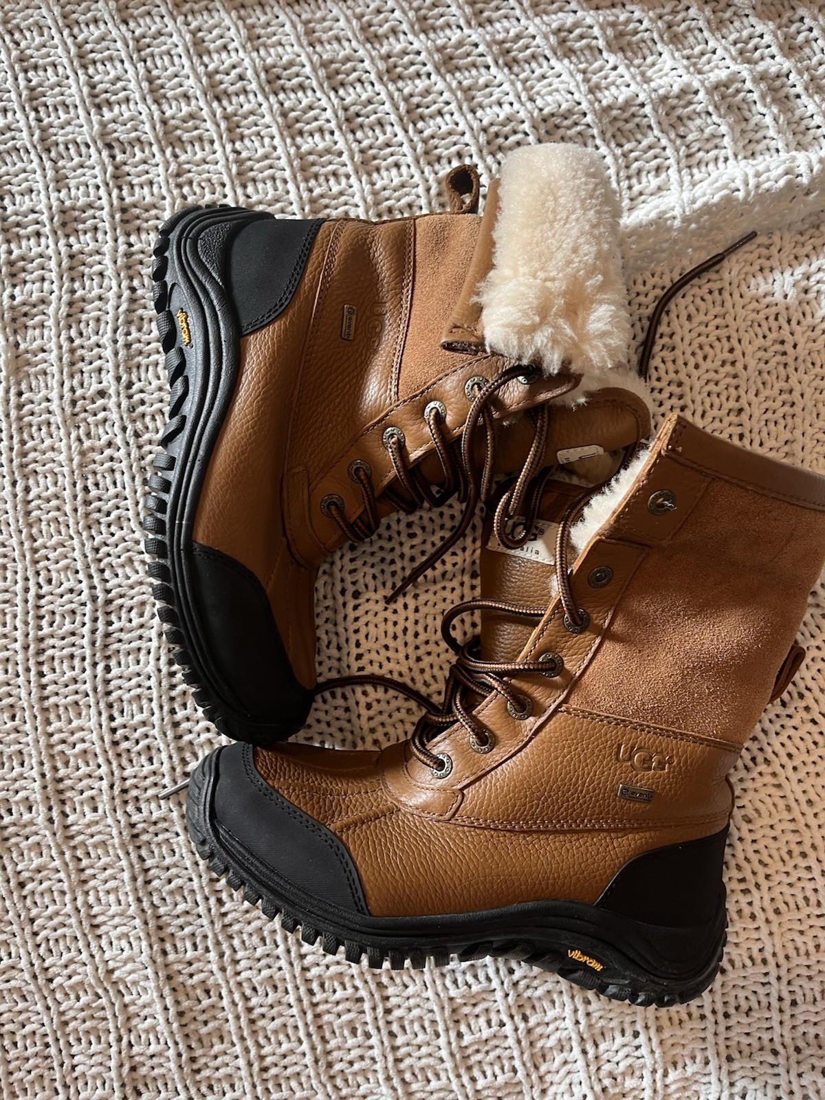 UGG Women’s Leather Lace-Up Boots Lined Vibram Brown/Black estimated 7 no tag