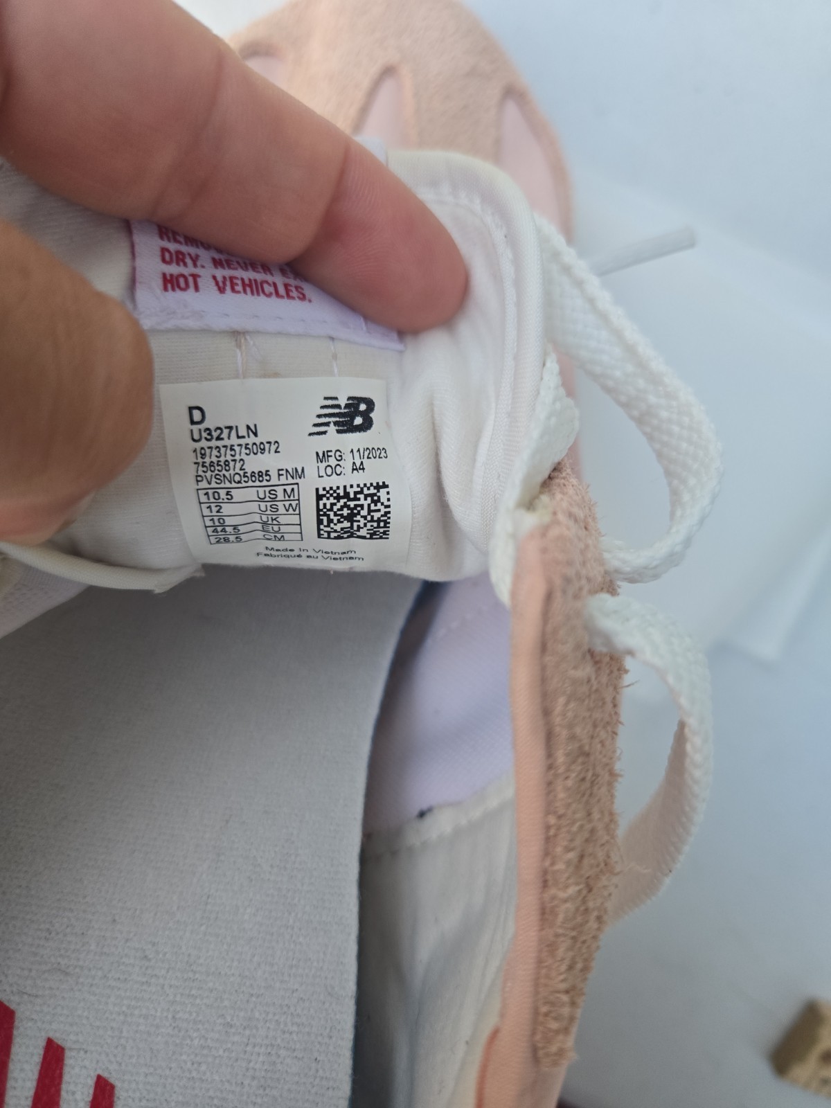 New Balance 327 U327LN Pink Suede Sneakers Women’s Sz 12 / Men’s 10.5 Casual
