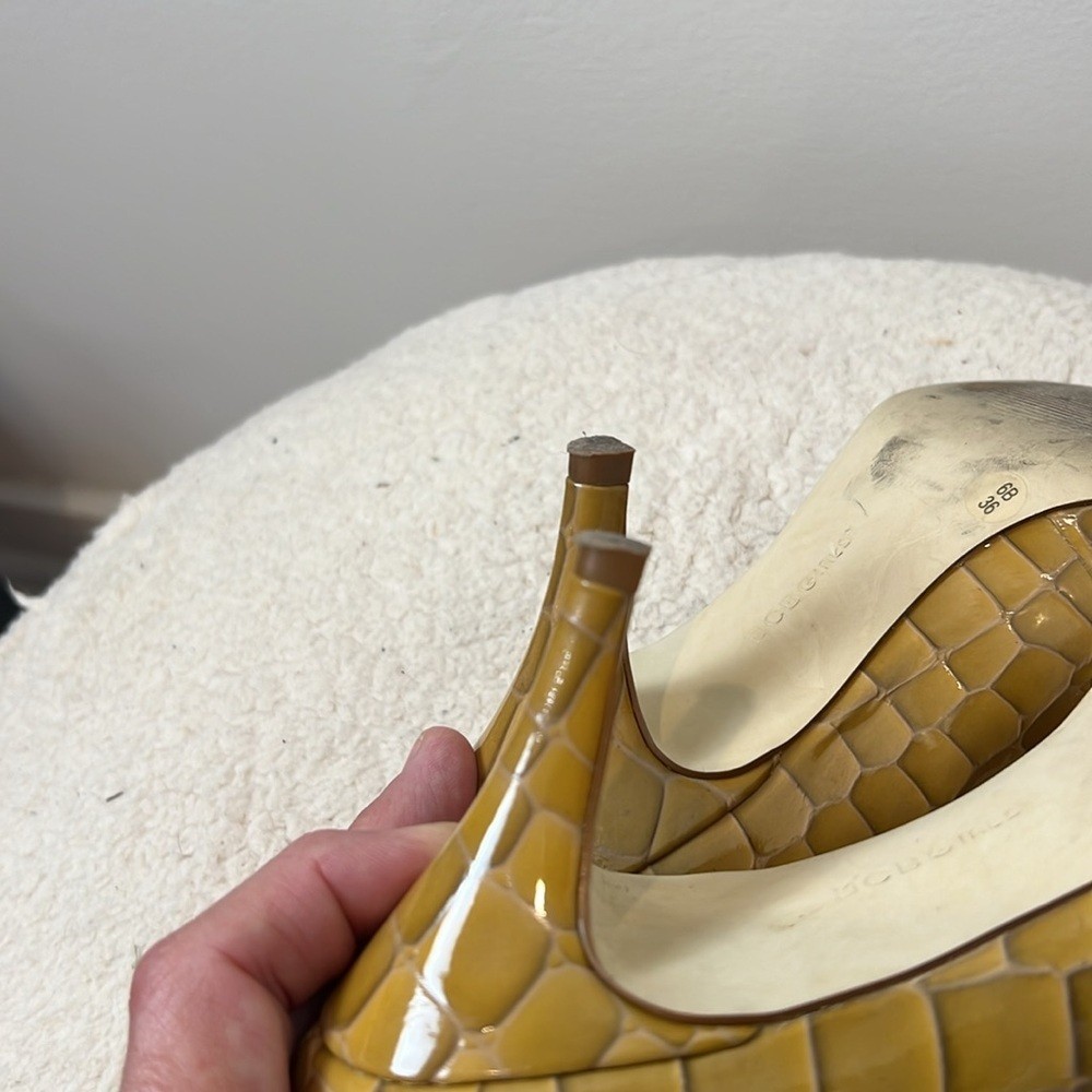 BCBG gold/yellow reptile textured Heels Elegant Design size 6.