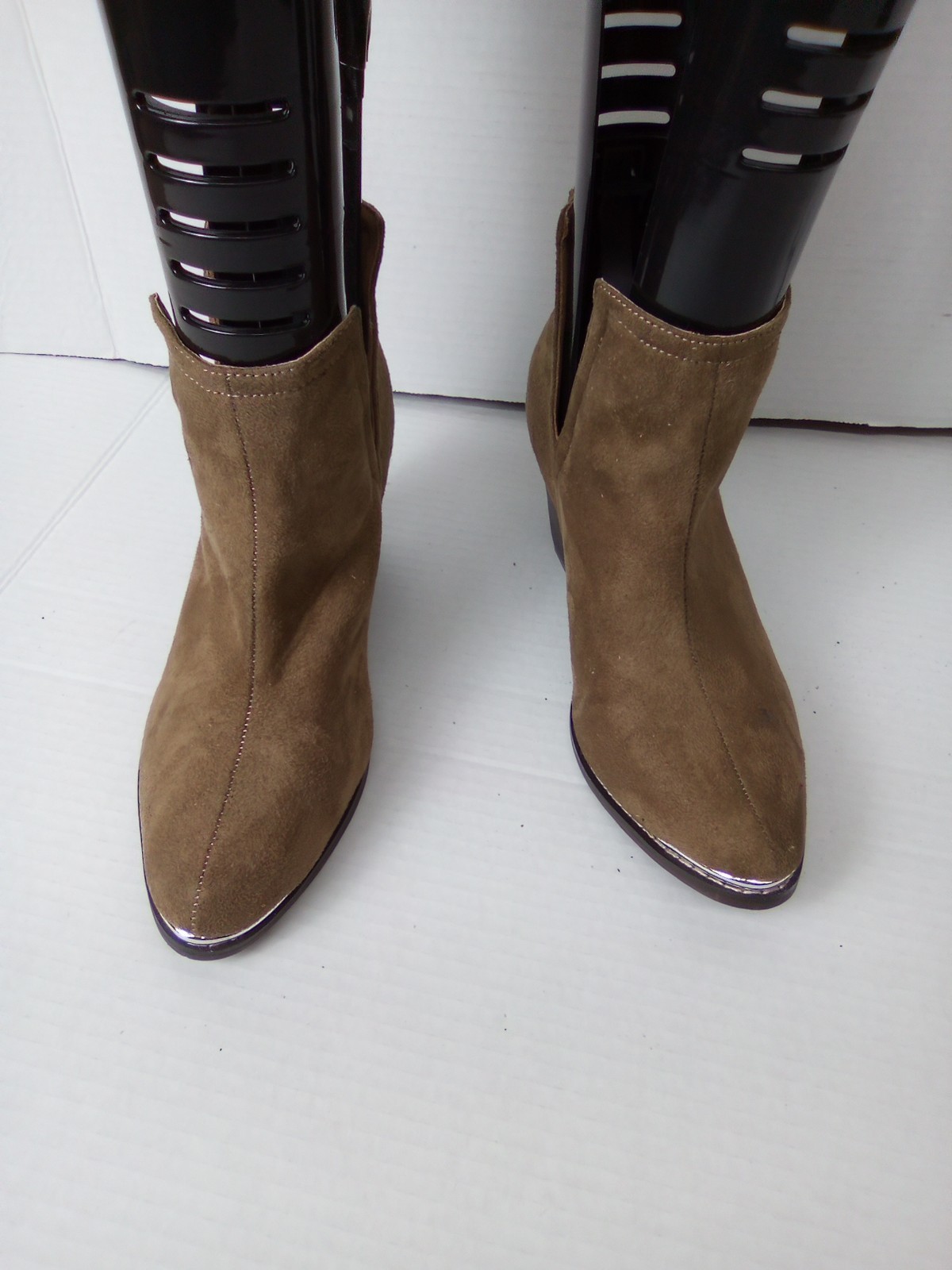 BOOTS WOMEN UNBRANDED SIZE 5.5 HAVE A LITTLE SPOT PICTURE PROVIDED SALE AS IS