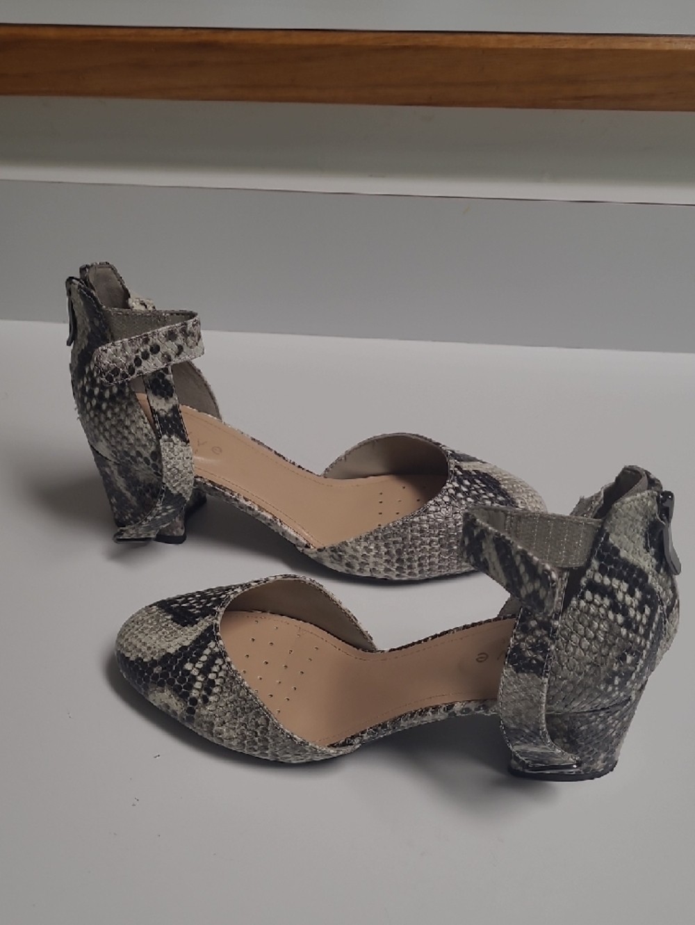Evolve Easy Spirit Gray Snake-Print Ankle Strap Block Heel Shoes – Size 7W