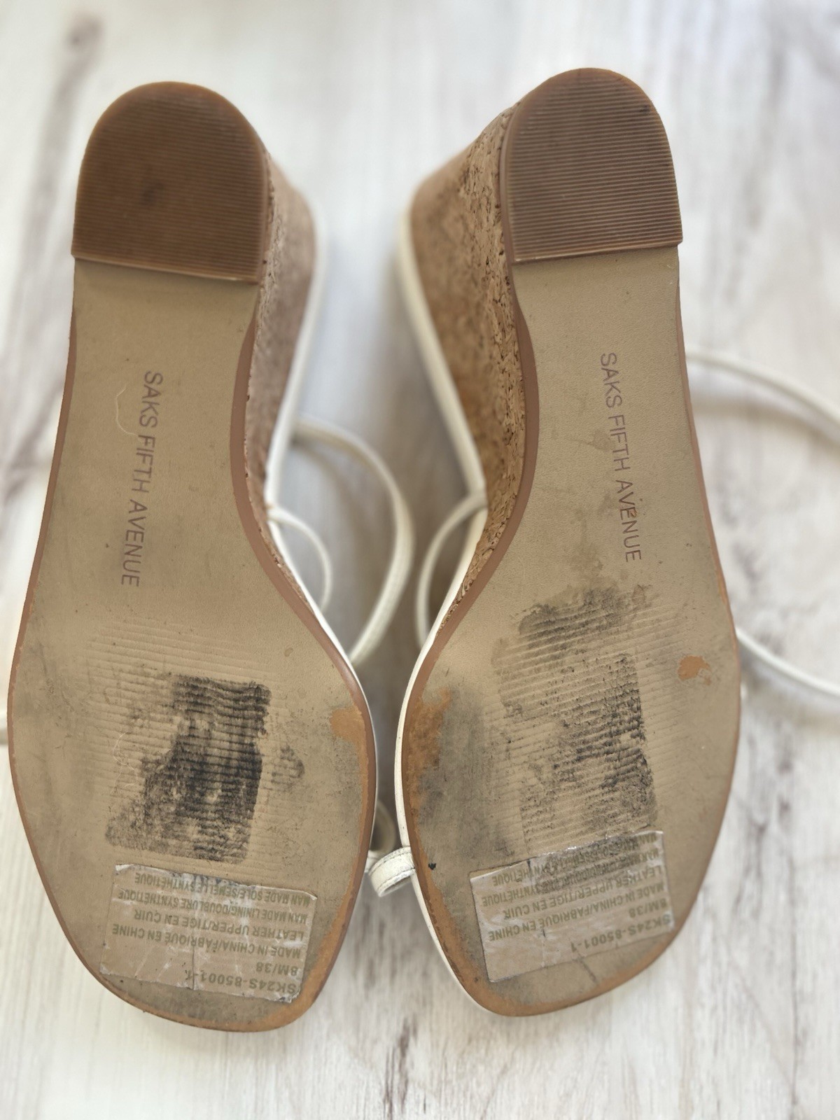 Saks Fifth Ave 38 Ivory Neutral Cream Leather Cork Wedge Toe Ring Sandles 8M