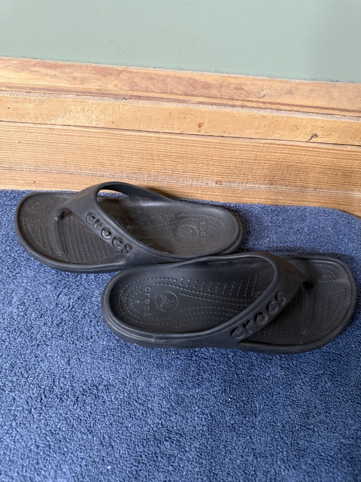 Crocs Baya Lightweight Croslite Flip-Flops Sandals Black W-6 Men-4