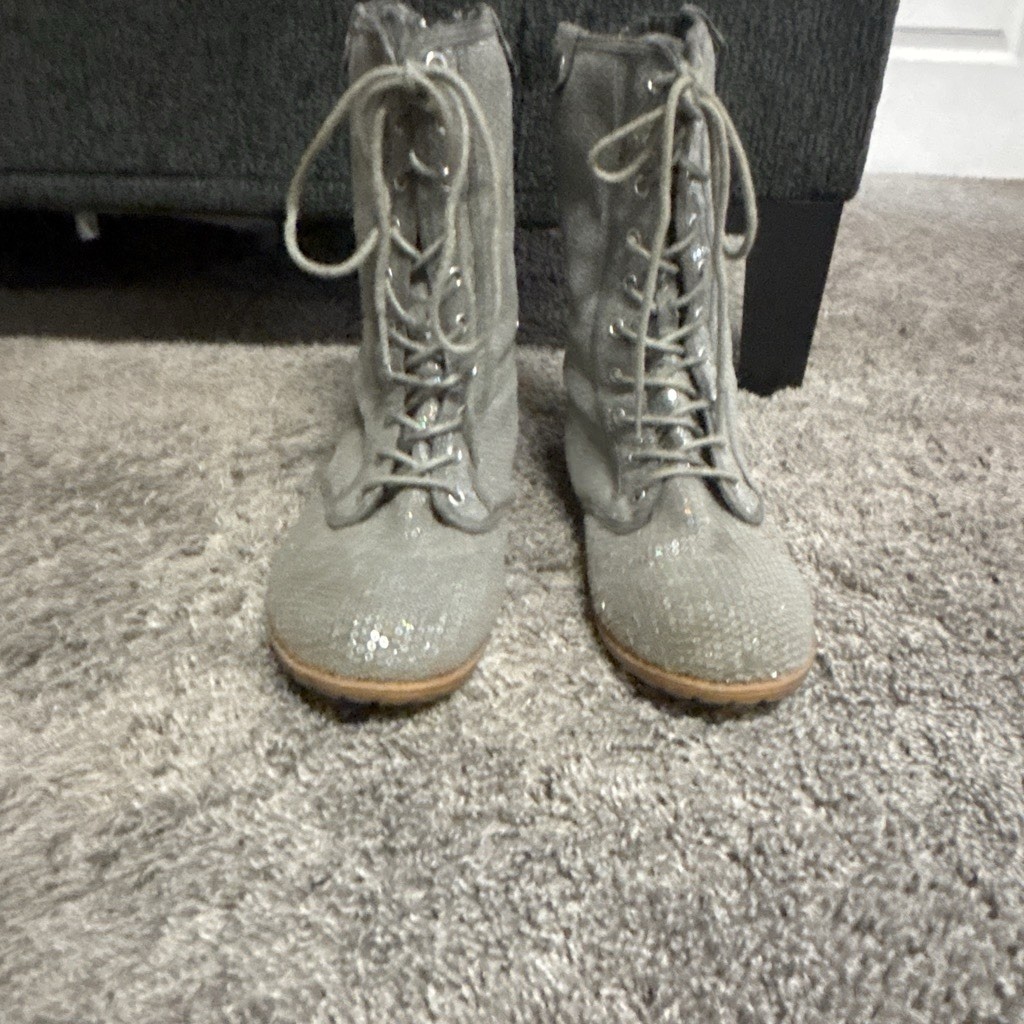 Justice size 8 Gray sparkly boots with glittery texture. Zipper doesn’t work. ￼