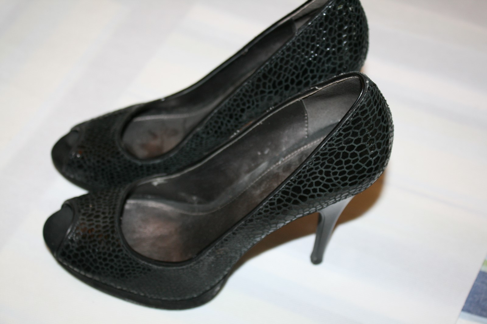 Calvin Klein Pari Womens Black Shoes 4.5″ High Heel 8M Faux Leather Fabric