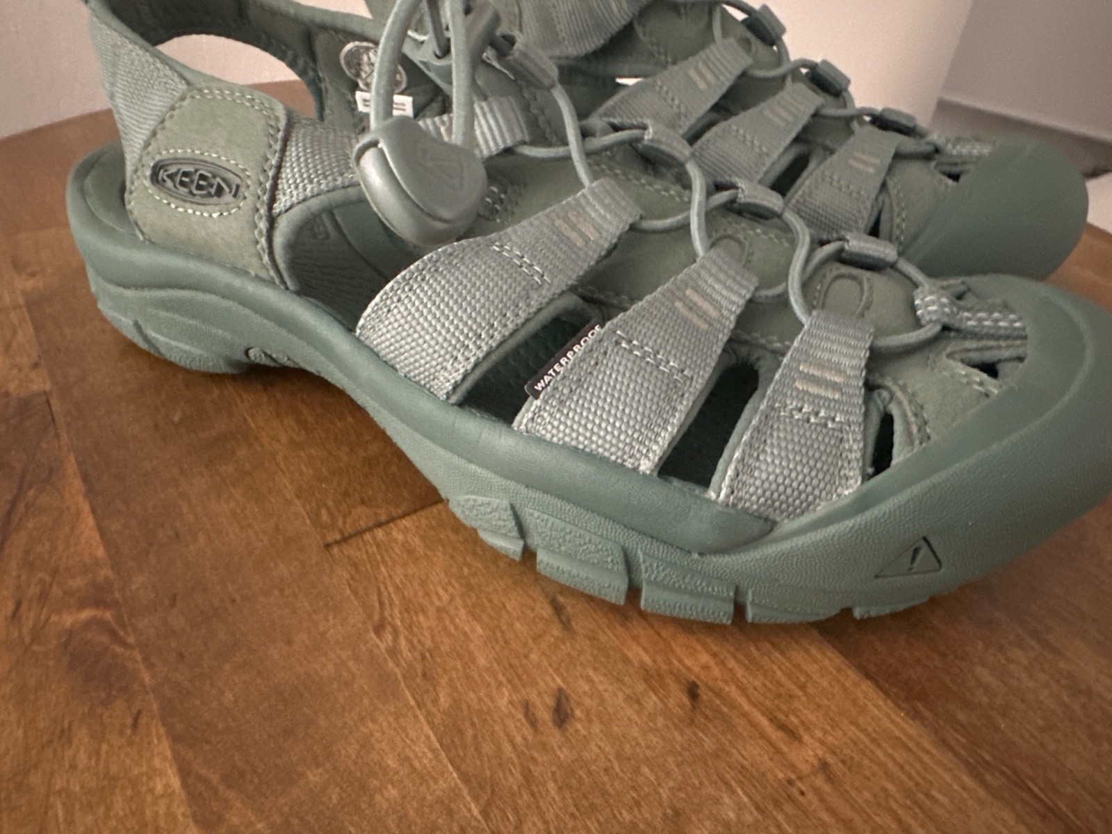 Keen Women’s Newport H2 Sport Monochrome Dark Forrest Green Sandals 9M UNWORN