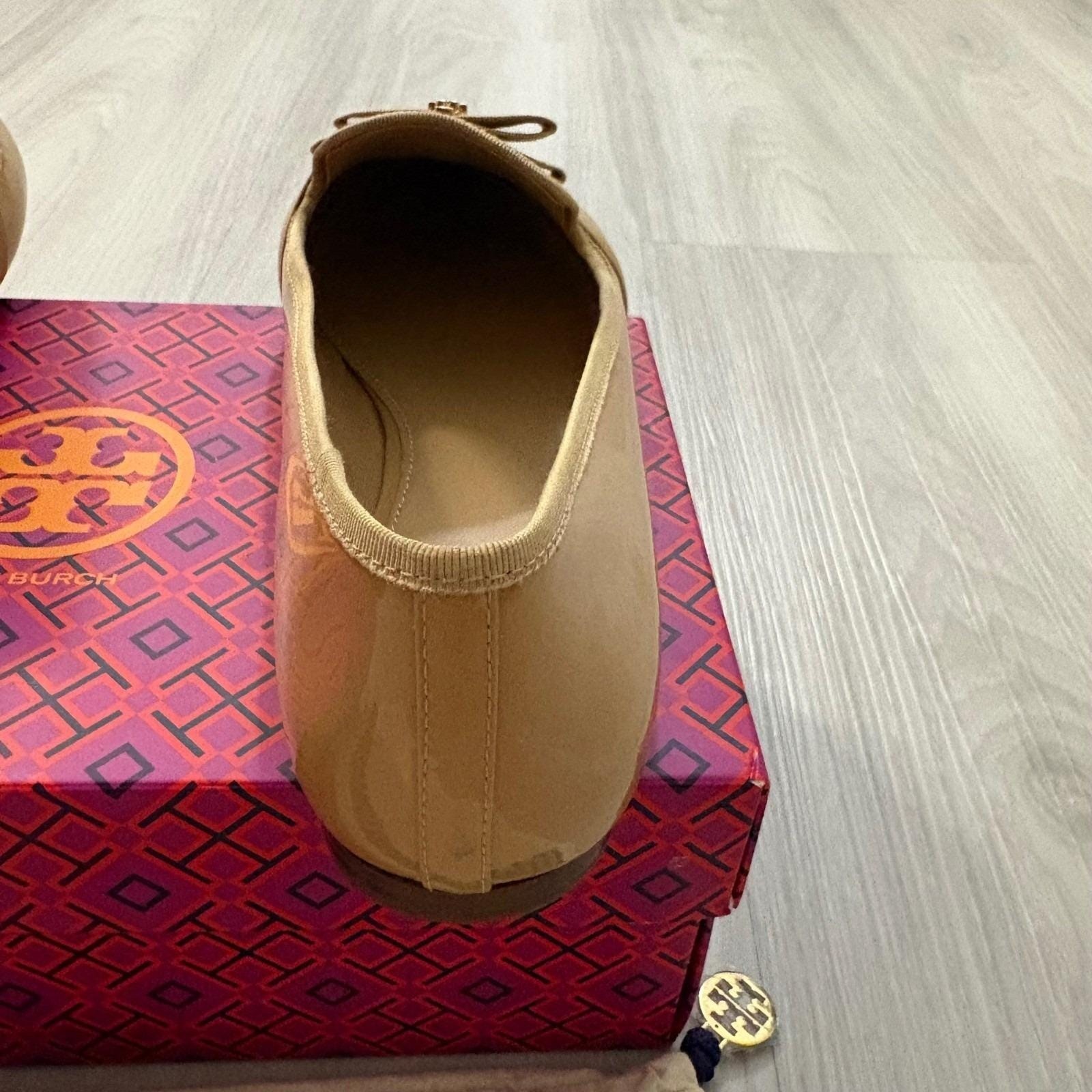 Tory Burch Gigi Patent Leather Bow Loafers Tan Beige Gold Logo Flats 10M 32944