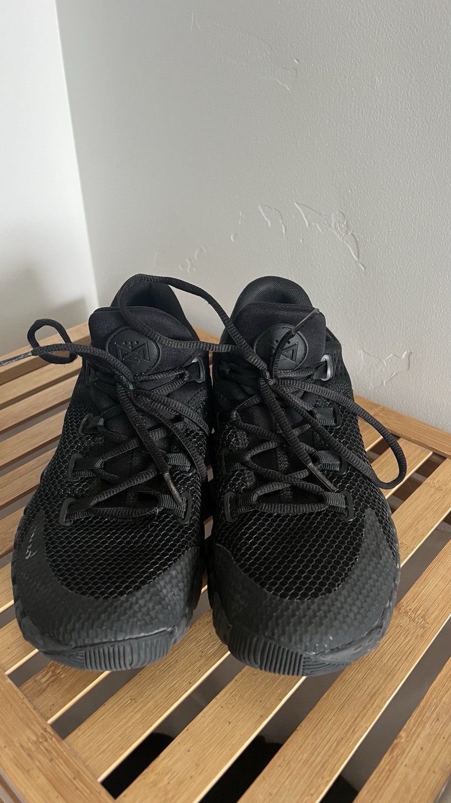 Nike woman’s Free Metcon 4 Black Mesh Low Top Lace-Up Training Sneakers