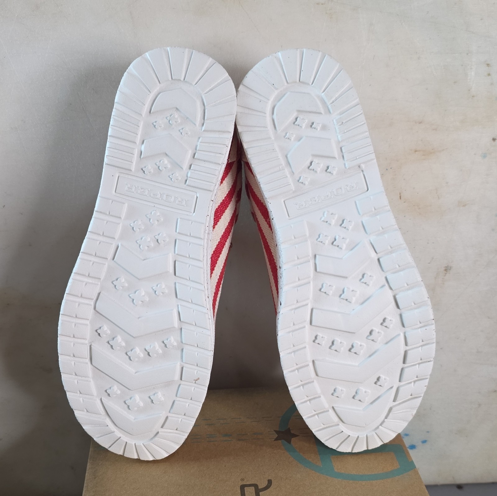 Roper Hang Loose Women’s Lace-Up Low Top Canvas Sneakers Red Stars & Stripes