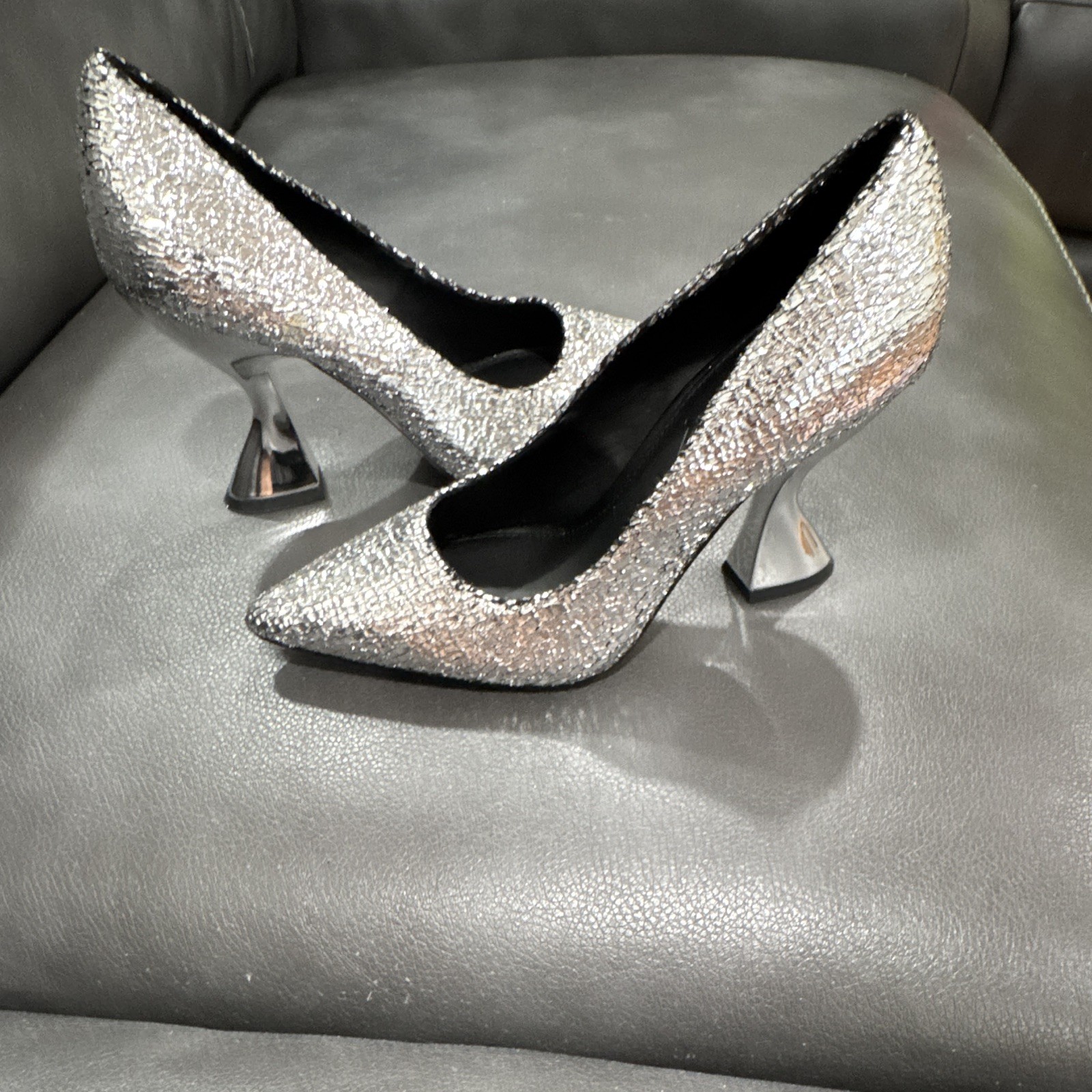 Katy Perry The Laterr Silver Metallic Textured Pointed Toe Pumps Heels Size 5M.