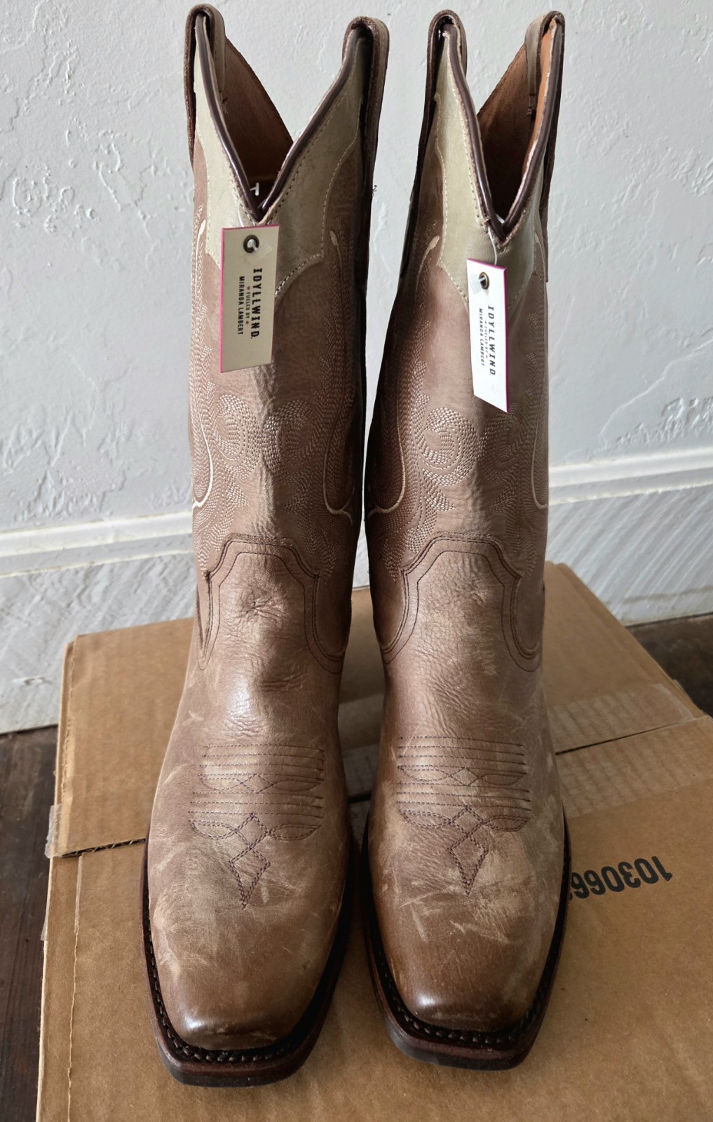 Idyllwind® Women’s 9.5 B Lawless™ Performance Western Boot in Distressed Brown
