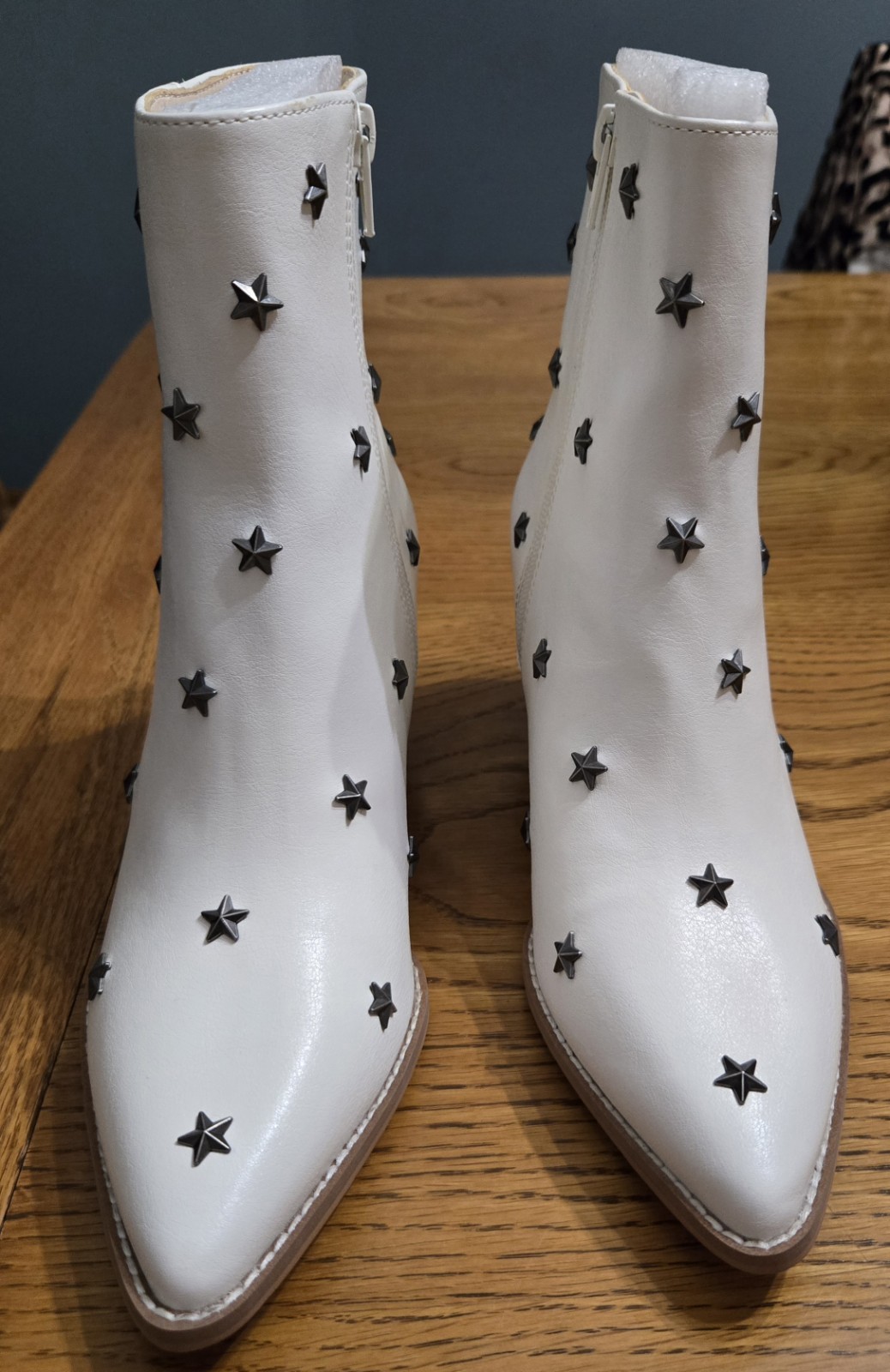 NWOT OASIS SOCIETY Women’s White Boots Vegan Leather Silver Star Studs Sz 6.5