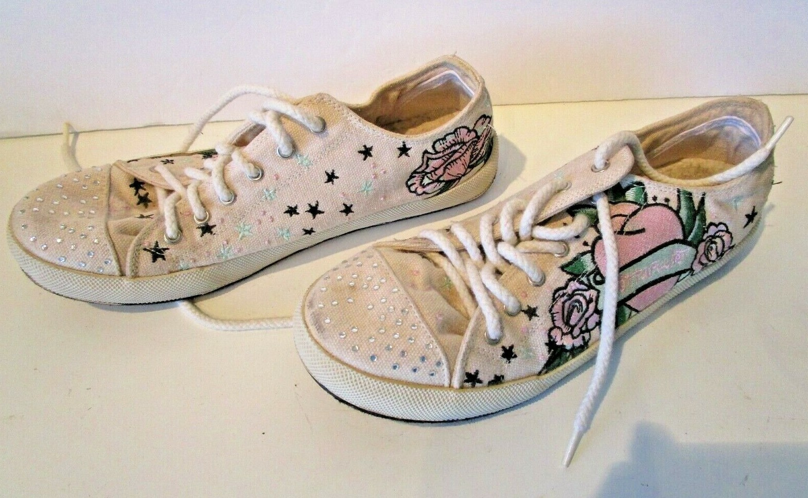 Woman’s GOTTA FLURT Sneakers Lace Up White Hearts Bling Design Size 8.5