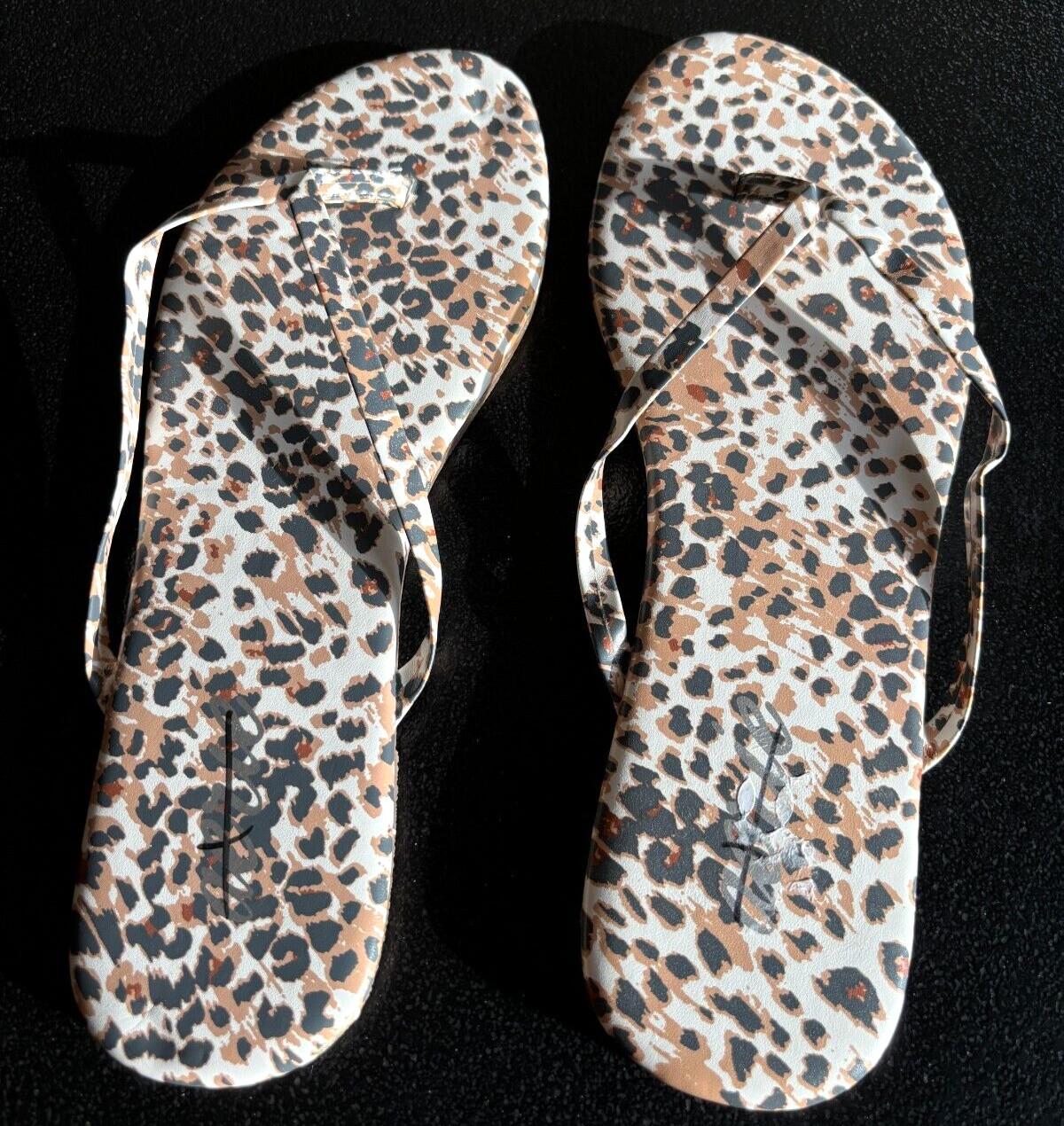 Aerie Thong Flip Flops Flat Animal Print Sandals Slip on Women’s Size 8