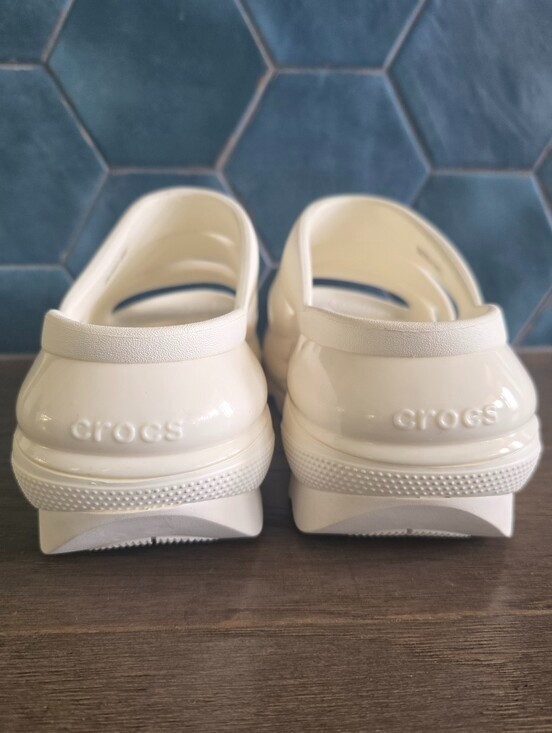 CROCS Mega Crush Ivory Triple Strap Platform Sandals BRAND NEW Size 9