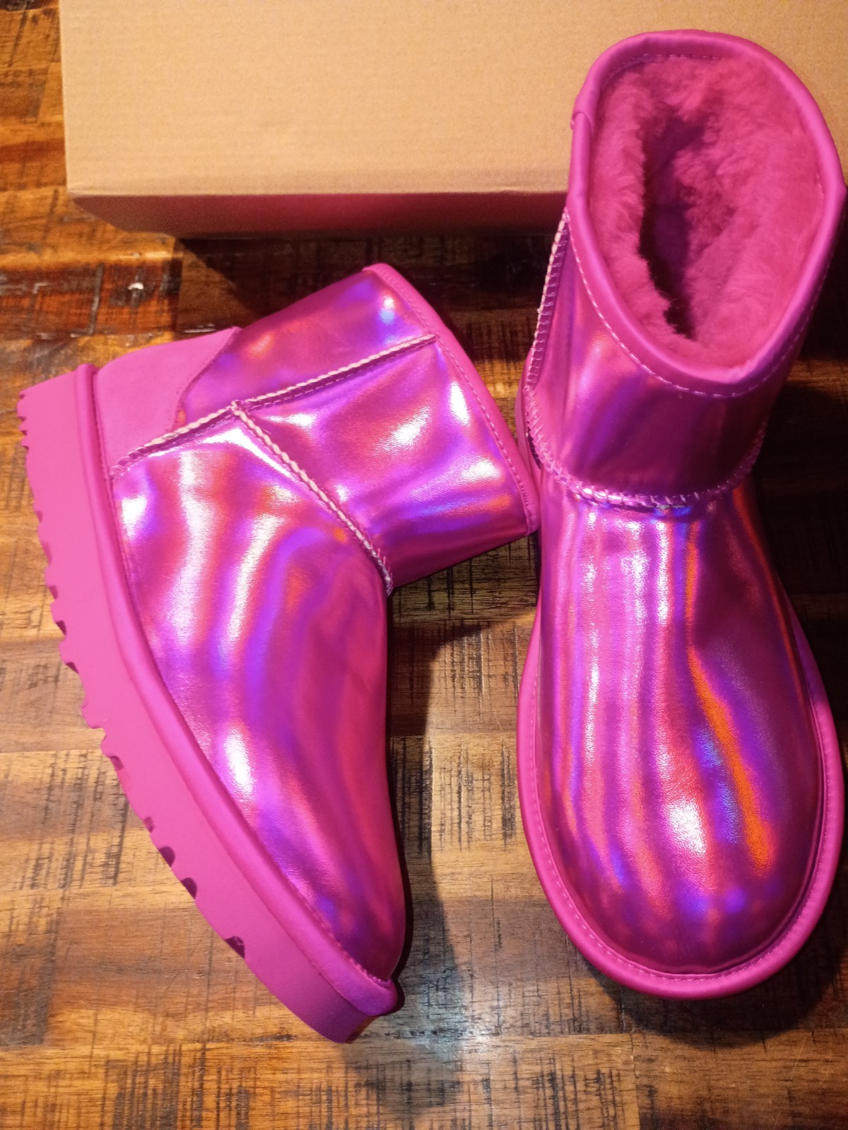 Women’s UGG AUSTRALIA Classic Mini Iridescent Pink Boots Women’s Sz 7 New 🎁!!