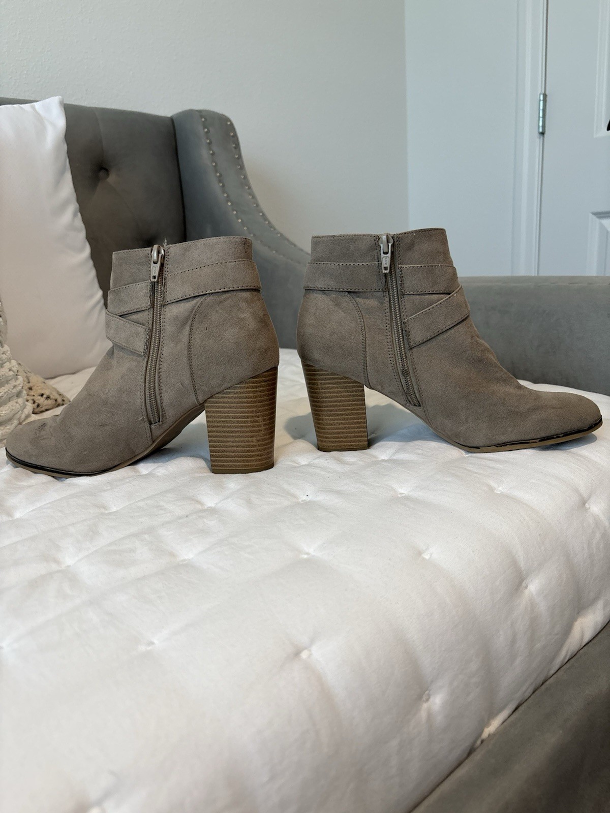 Apt. 9 Women’s Gray Faux Suede Ankle Boots US 8.5 Pointed Toe Zip Buckle