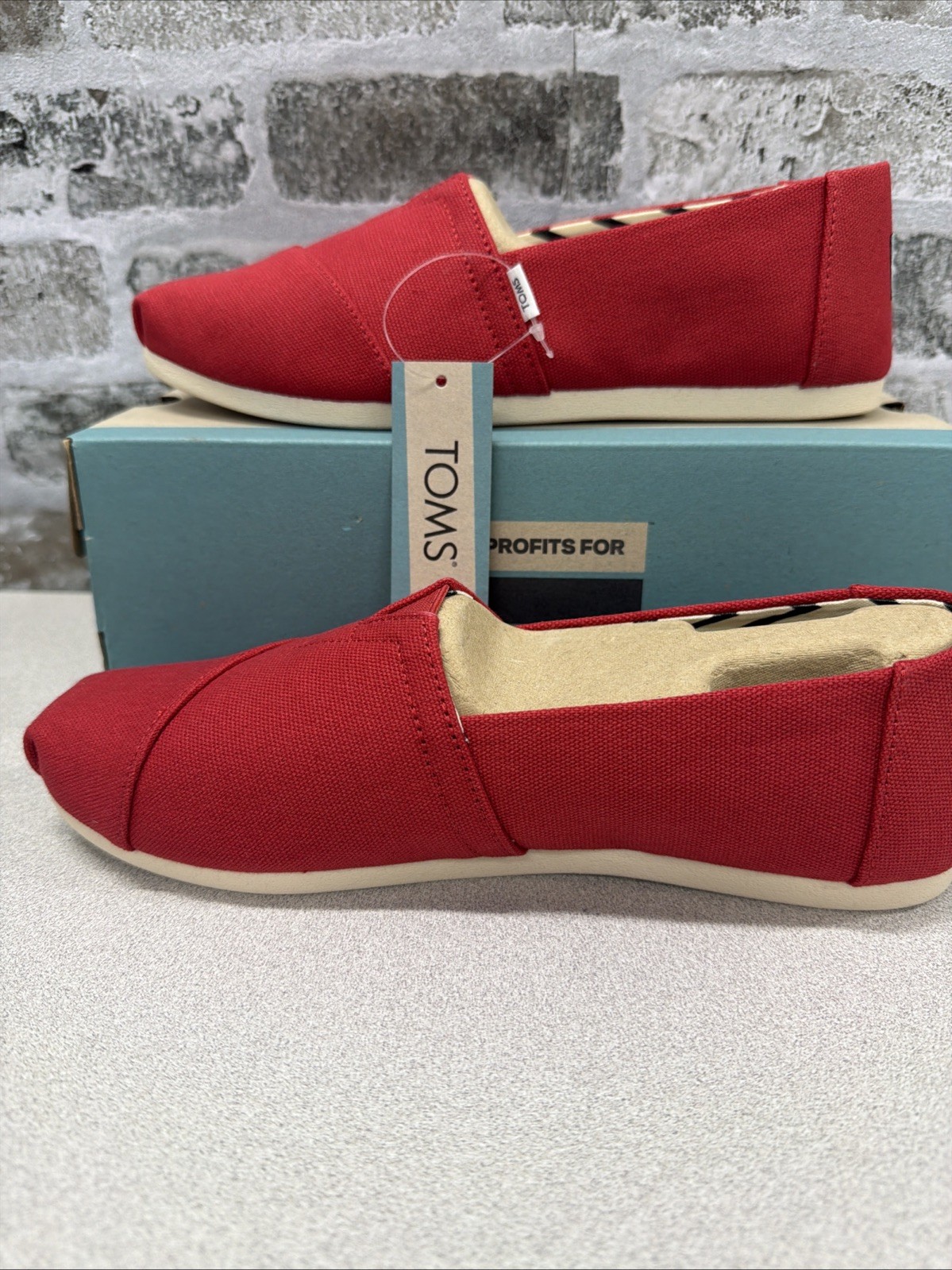 Tom’s Women Classic Flat Shoe Red Loafers Canvas Size 7.5 Slip On Alpargata NWT