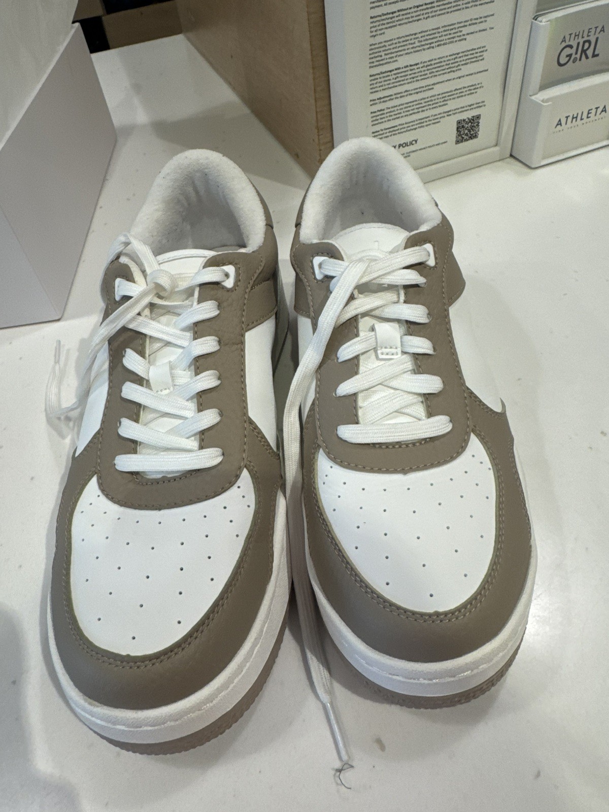 Alo Shoes Womens 7 & 8.5 White Tan Leather Low Top Casual Comfort Sneaker A0685U