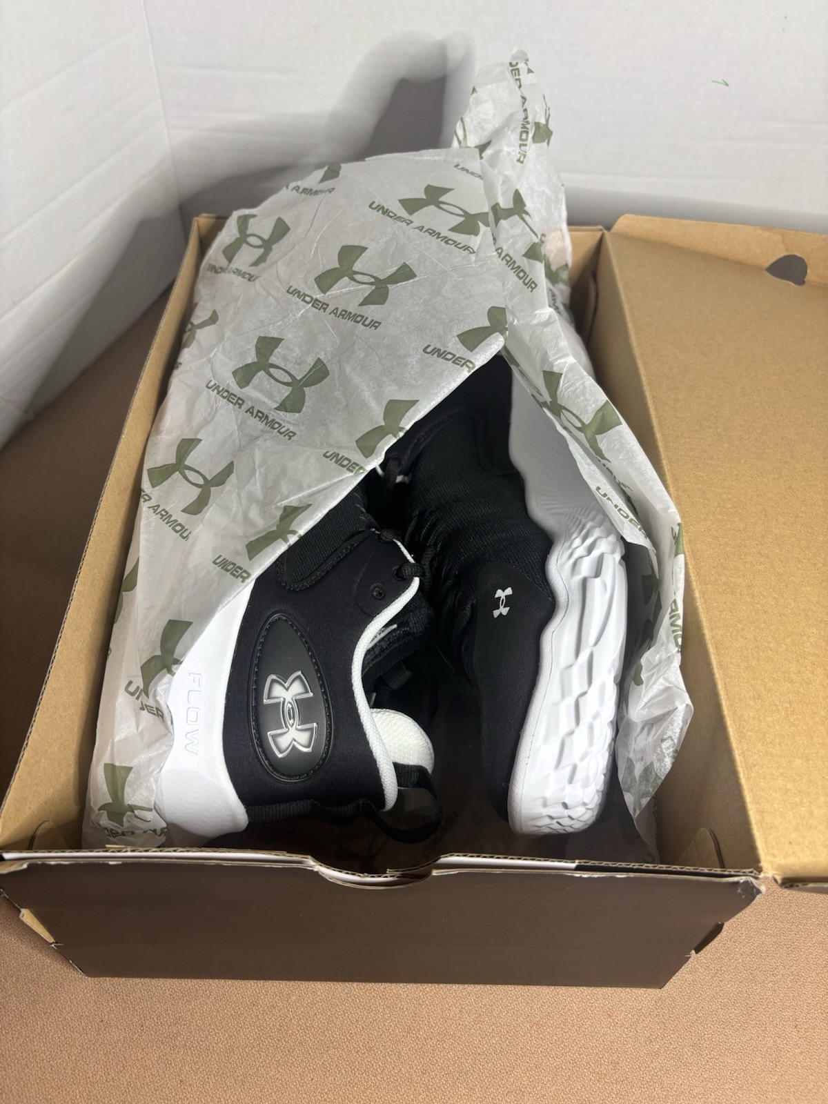 3027084 Under Armour Women’s Flow Ace Low Volleyball Shoes Black Size 10 NIB New