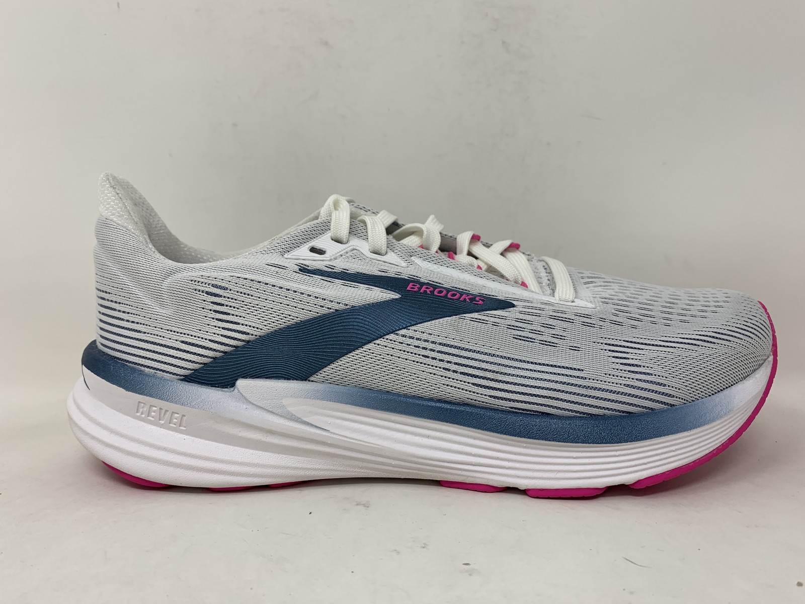 Women’s Brooks Revel 8, White/Moonlight/Pink, 7 B Medium US