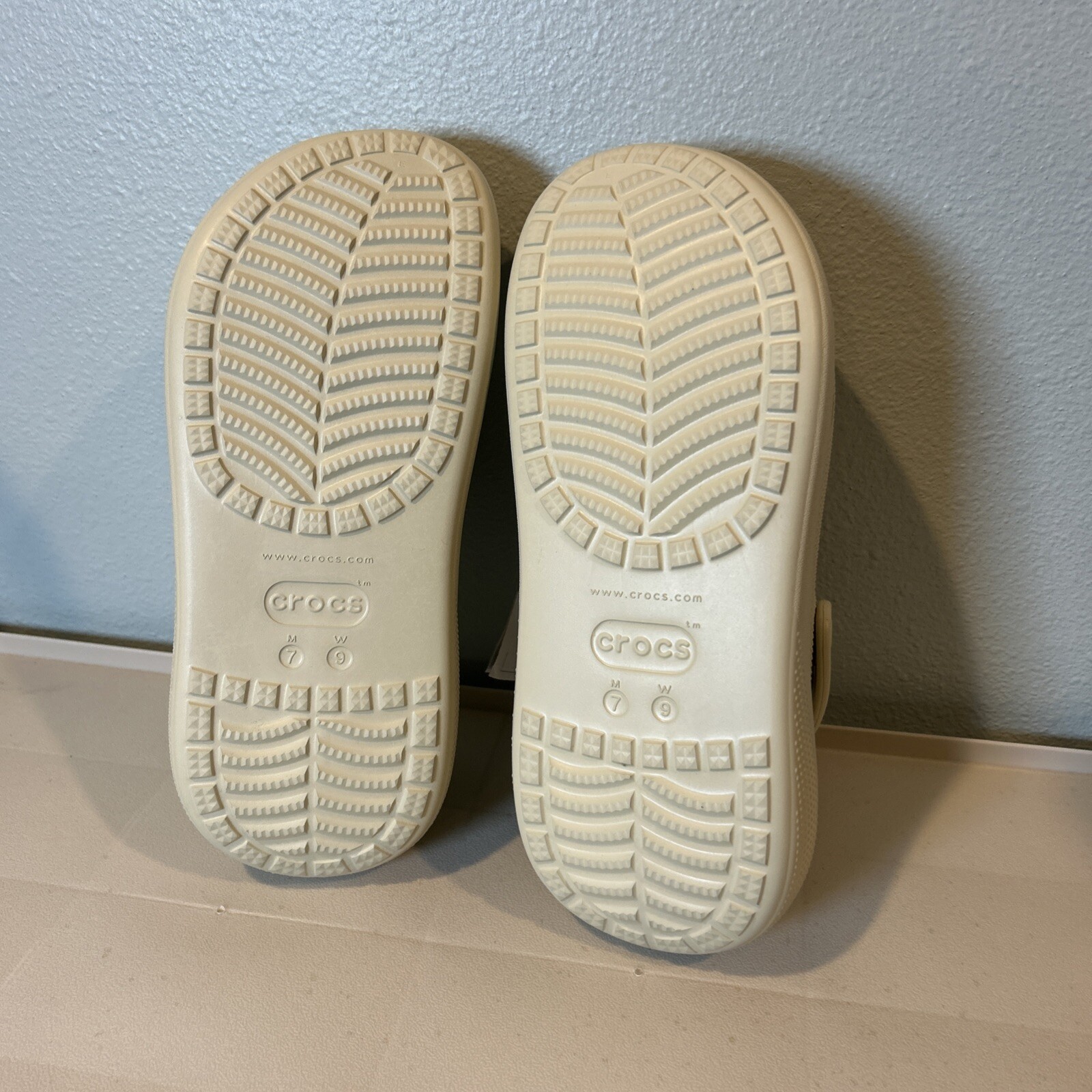 Crocs Classic Crush Clog Women’s Size 9 Bone Beige Khaki Platform Mens 7