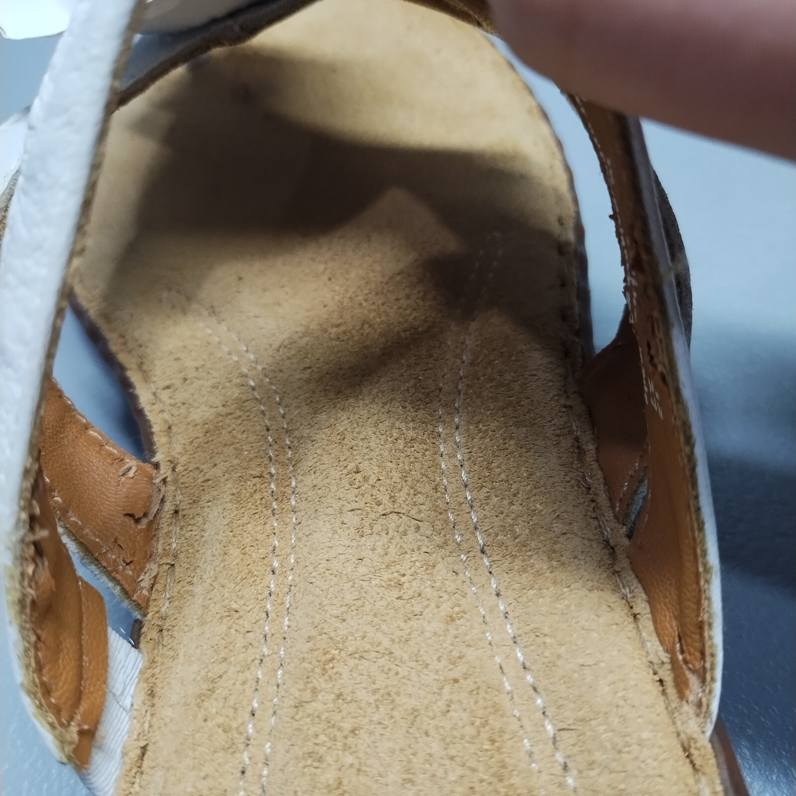 Clarks Artisan Brisk Dahlia Flip Flops Women 9M Tan White Floral Leather Slip On