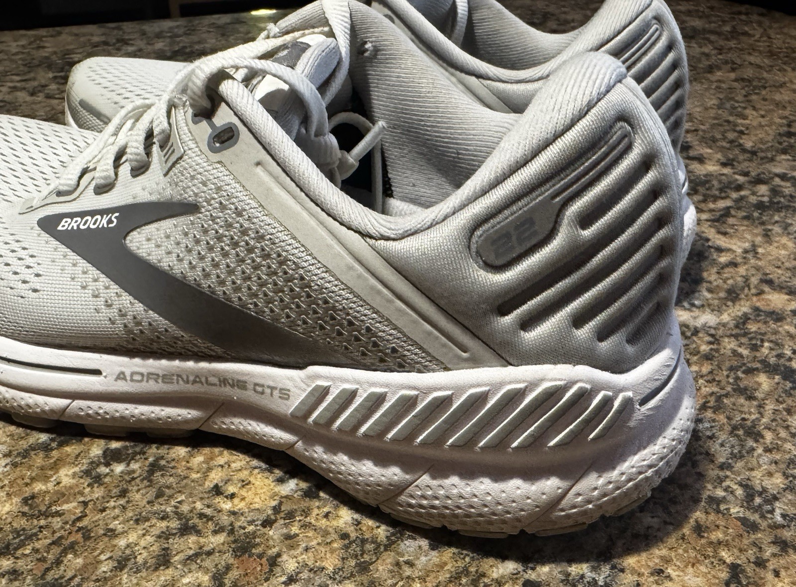 BROOKS ADRENALINE GTS 22 Size 6.5B Medium Width White & Gray Running Shoes Walk