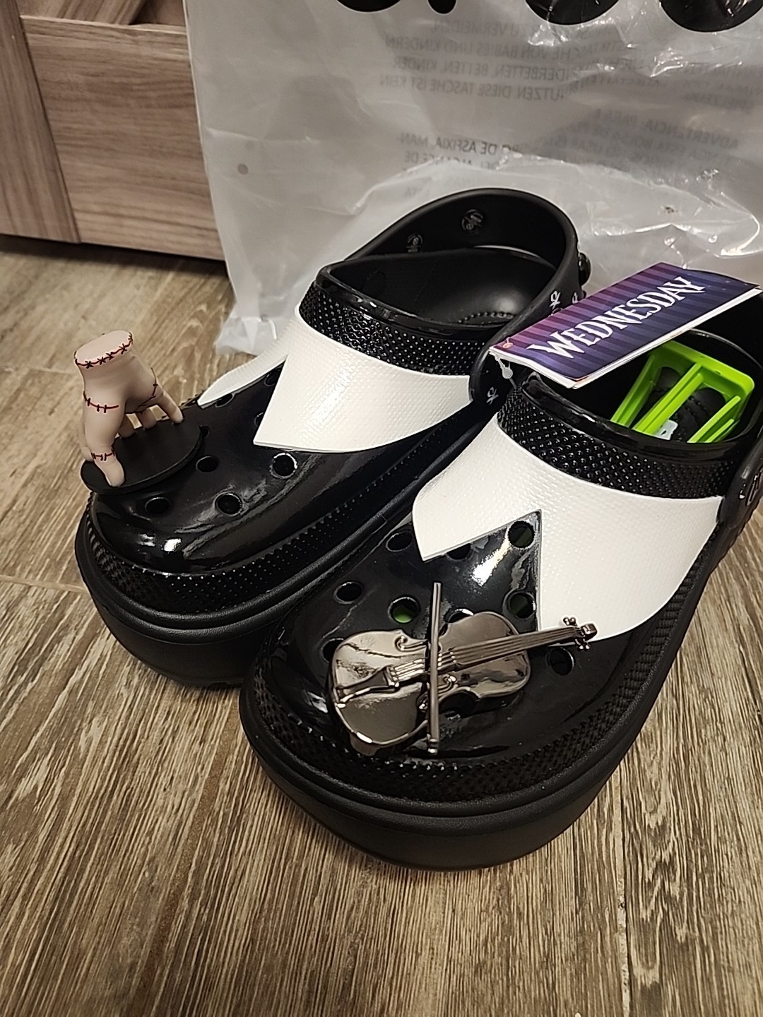 WEDNESDAY ADDAMS X CROCS STOMP CLOGS NWT NEW IN BAG Size W8 / M6