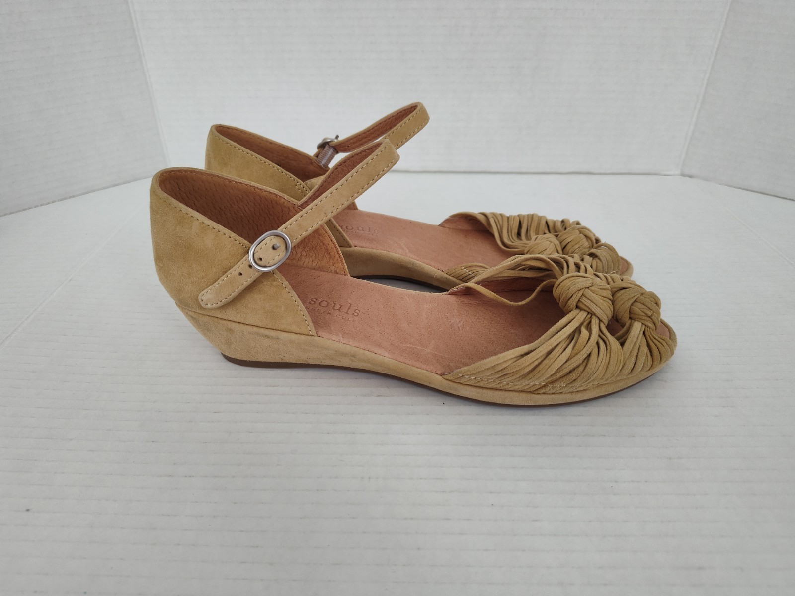 Gentle Souls by Kenneth Cole Lily Knot Wedge Sandals sz 9 Mustard Yellow Suede