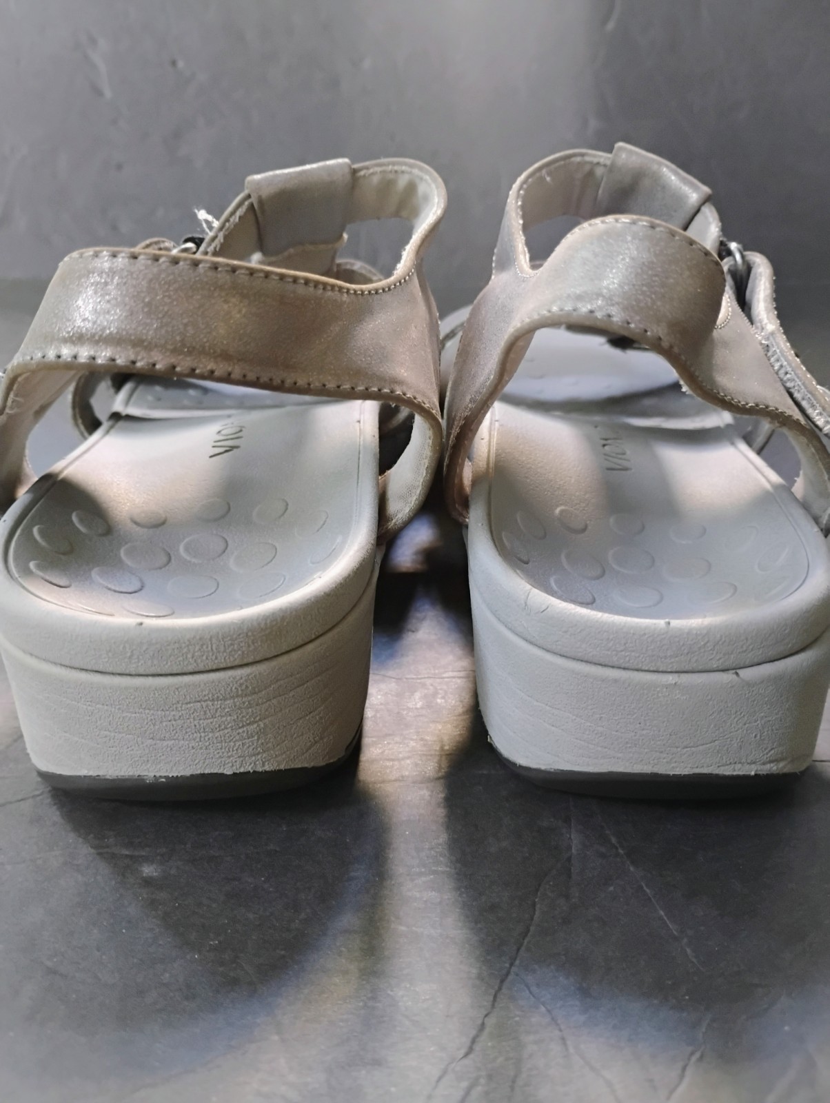 Vionic Tami Metallic Comfort Wedge Sandals Women’s Size 9 Silver Orthotic