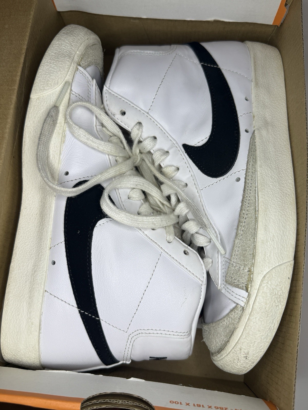 Nike Blazer Mid ’77 Vintage White And Black Size 6 men And 7.5 Women’s Pre-owned