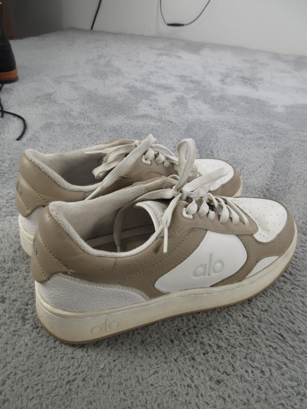 Alo Shoes Womens 10 White Tan Leather Low Top Casual Comfort Sneakers A0685U