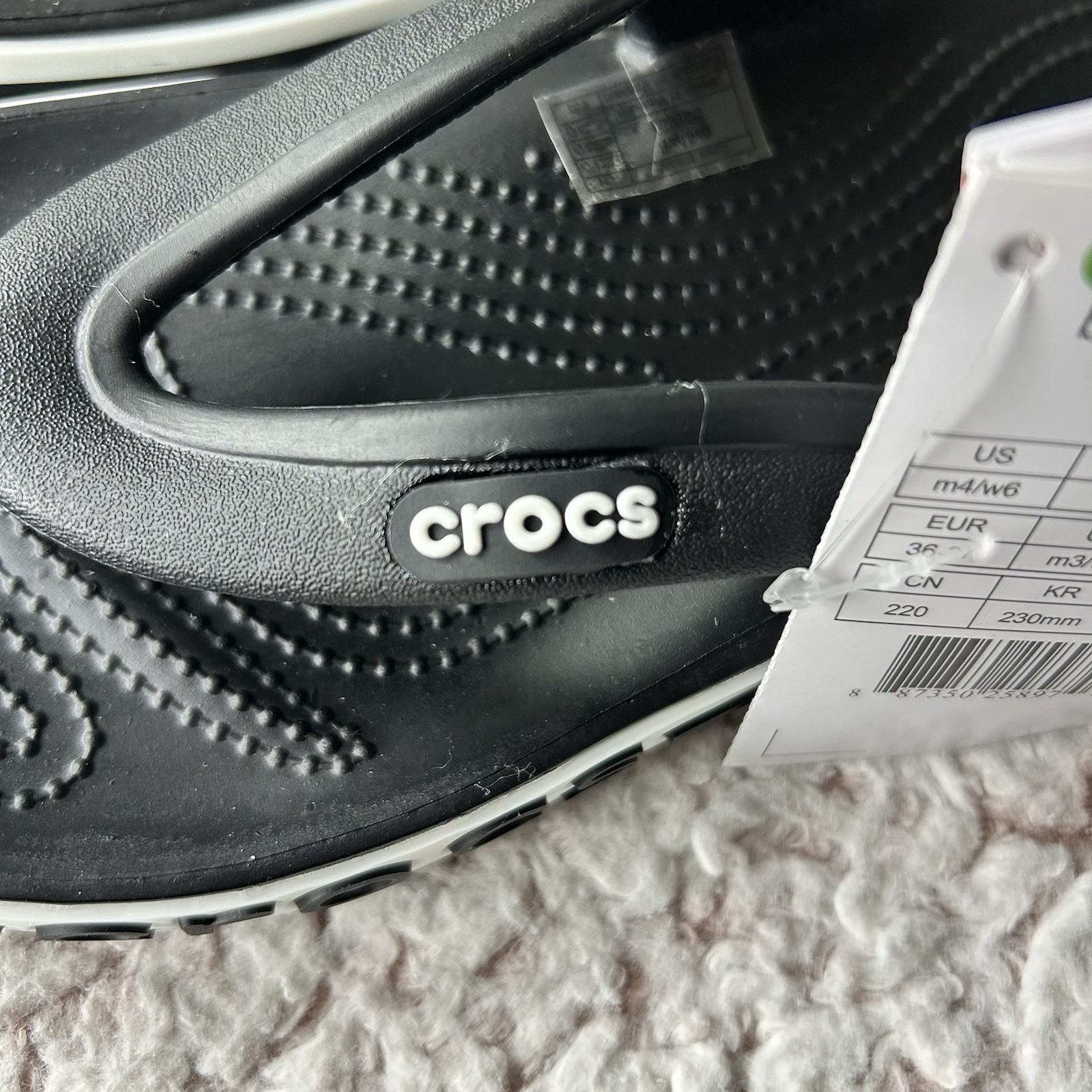NEW (6) Women’s Bayaband Black and White Crocs Flip Flops