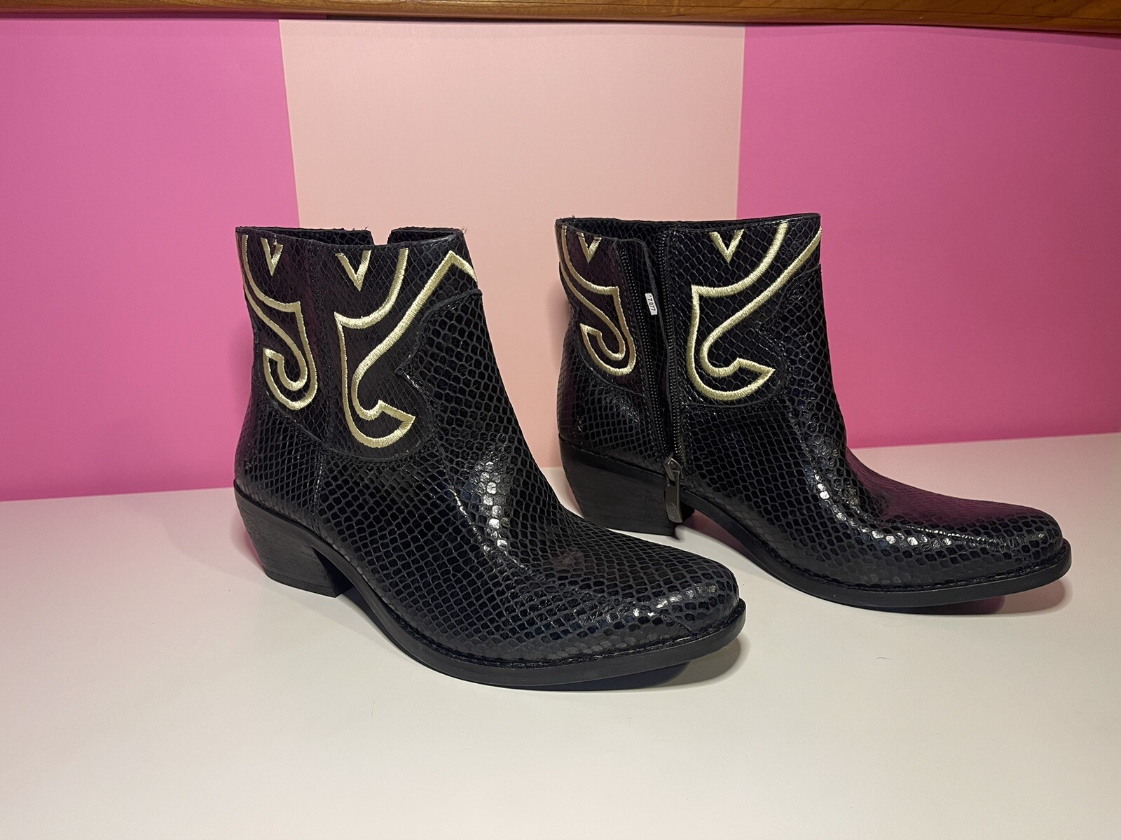 Vince Camuto Calina Black Leather Solid Snake Print Ankle Booties Sz 7M Western