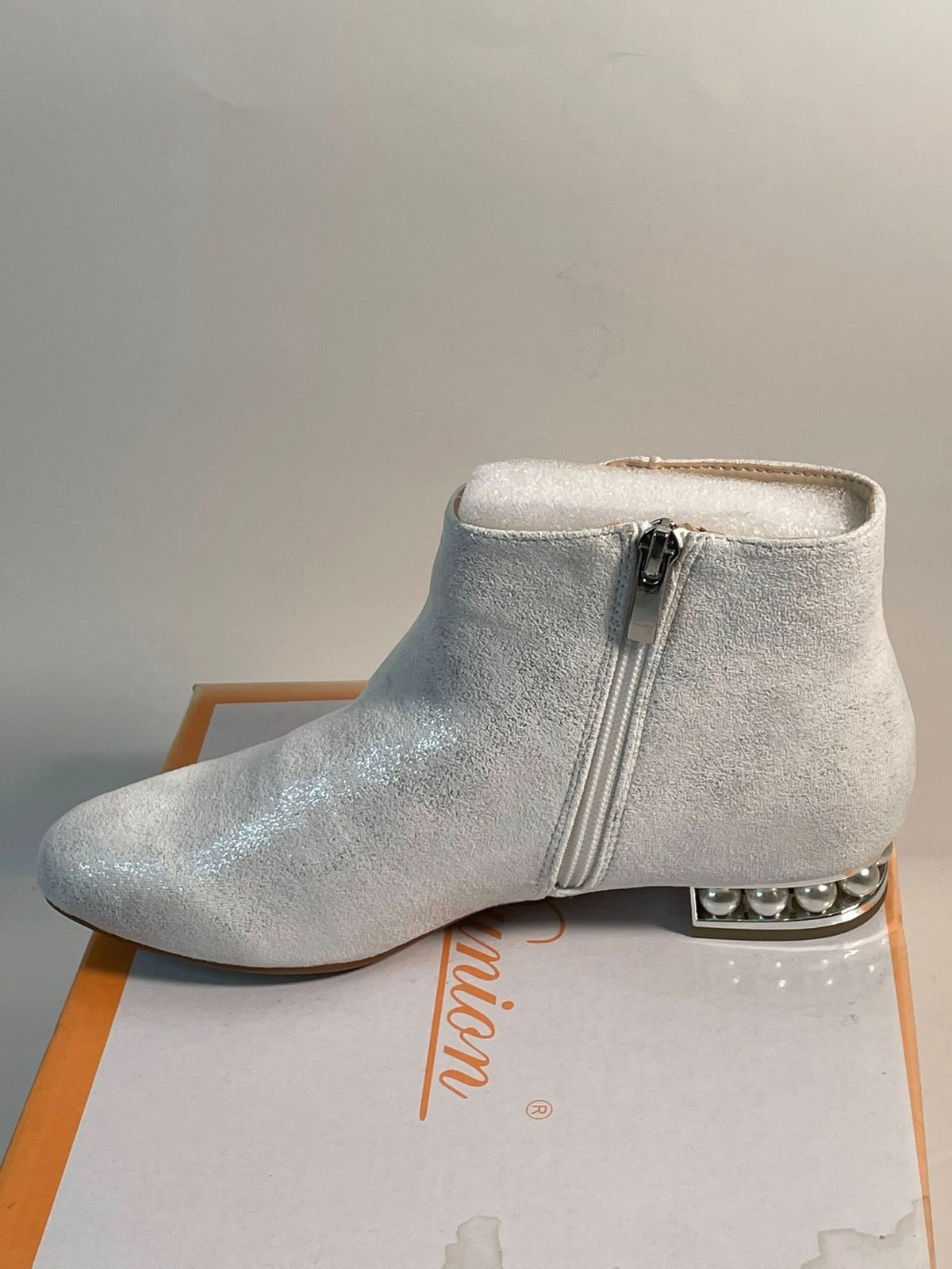 Dunion Woman’s Silver Shimmer/ Pearl Size 6.5M Ankle Bootie Wedding Boots