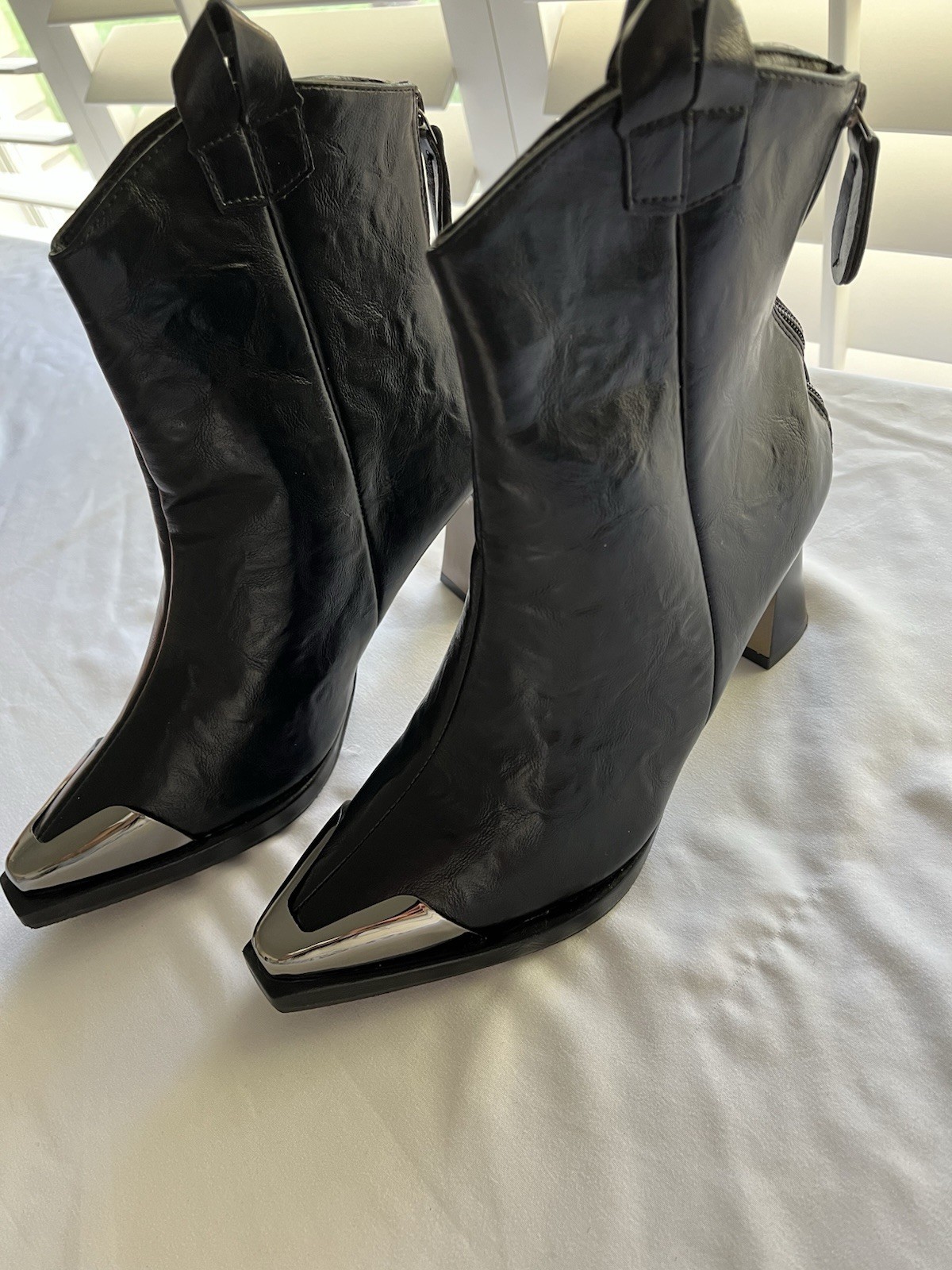 Women’s Black/Silver Faux Leather Zip Ankle Bootie Pointed Toe Cap Toe 42