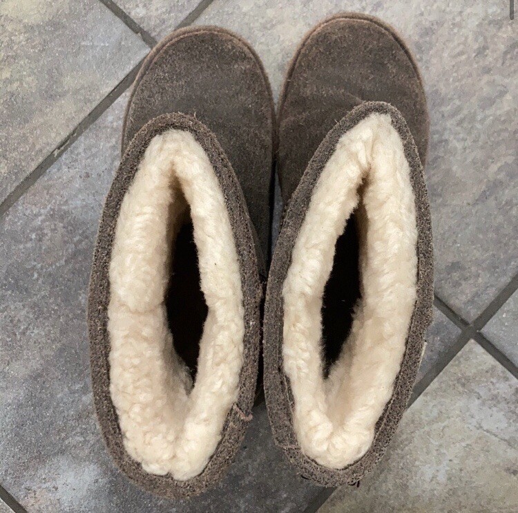 BEARPAW DISTRESSED CHESTNUT Emma Short 608W Boots Womens Size 9 w/BOX Great Cond