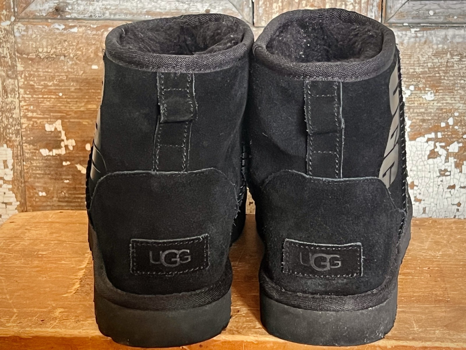 UGG CLASSIC MINI UGG RUBBER LOGO BLACK SUEDE WOMEN’S BOOTS SIZE US 8/UK 6