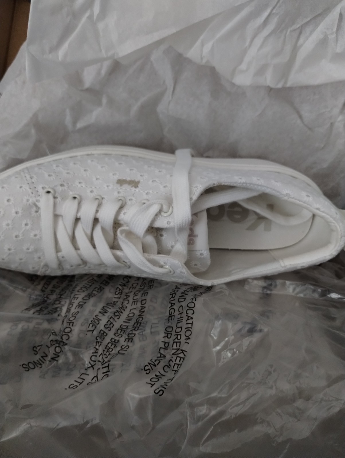 KEDS WOMEN’S SKYLER DAISY EYELET LACE-UP SIZE 6 NEW IN BOX/WRAPPED IN PLASTIC