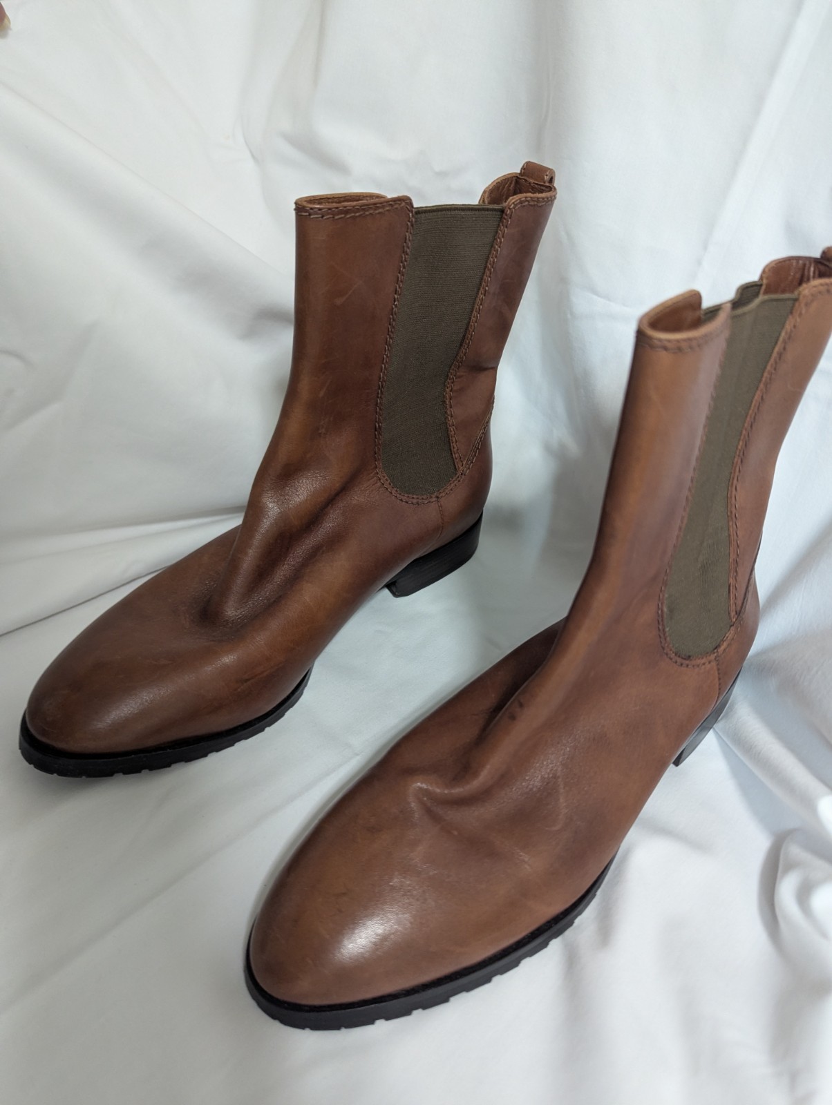 Cole Haan Chelsea Boot. Women’s 8.5 NikeAir Series. Waterproof.
