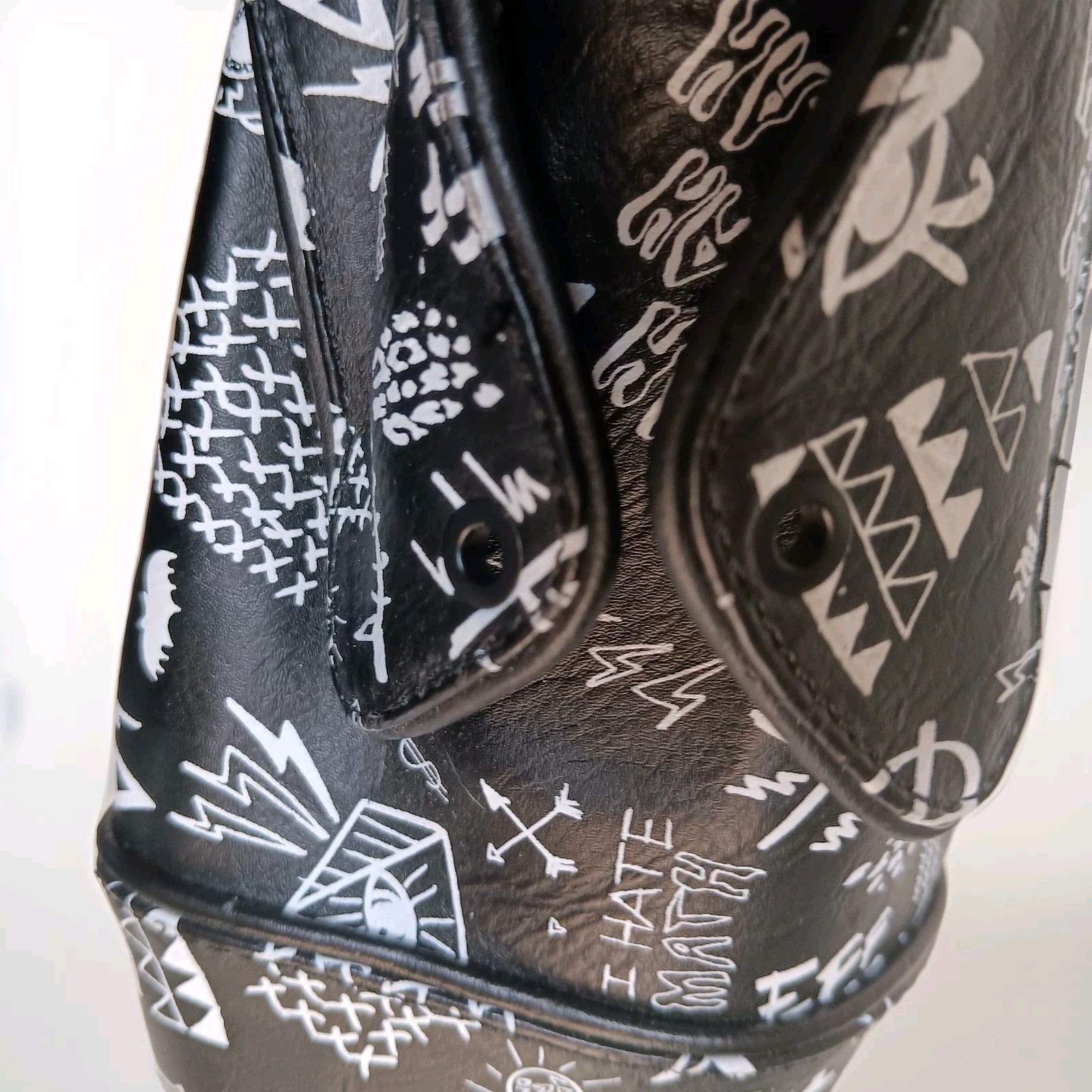 NWOT Volcom Graphic Print Low-Top Sneakers Women Sz 8 Skate Graffiti Fun 🖤🤍🖤