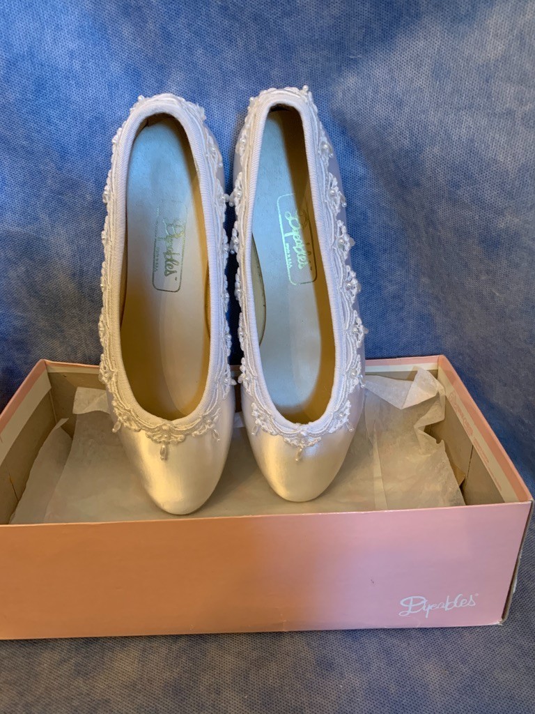 (EM)Women’s Dyeables™ Inc. White Satin Flat Shoes Wedding Formal Evening- Sz 9B