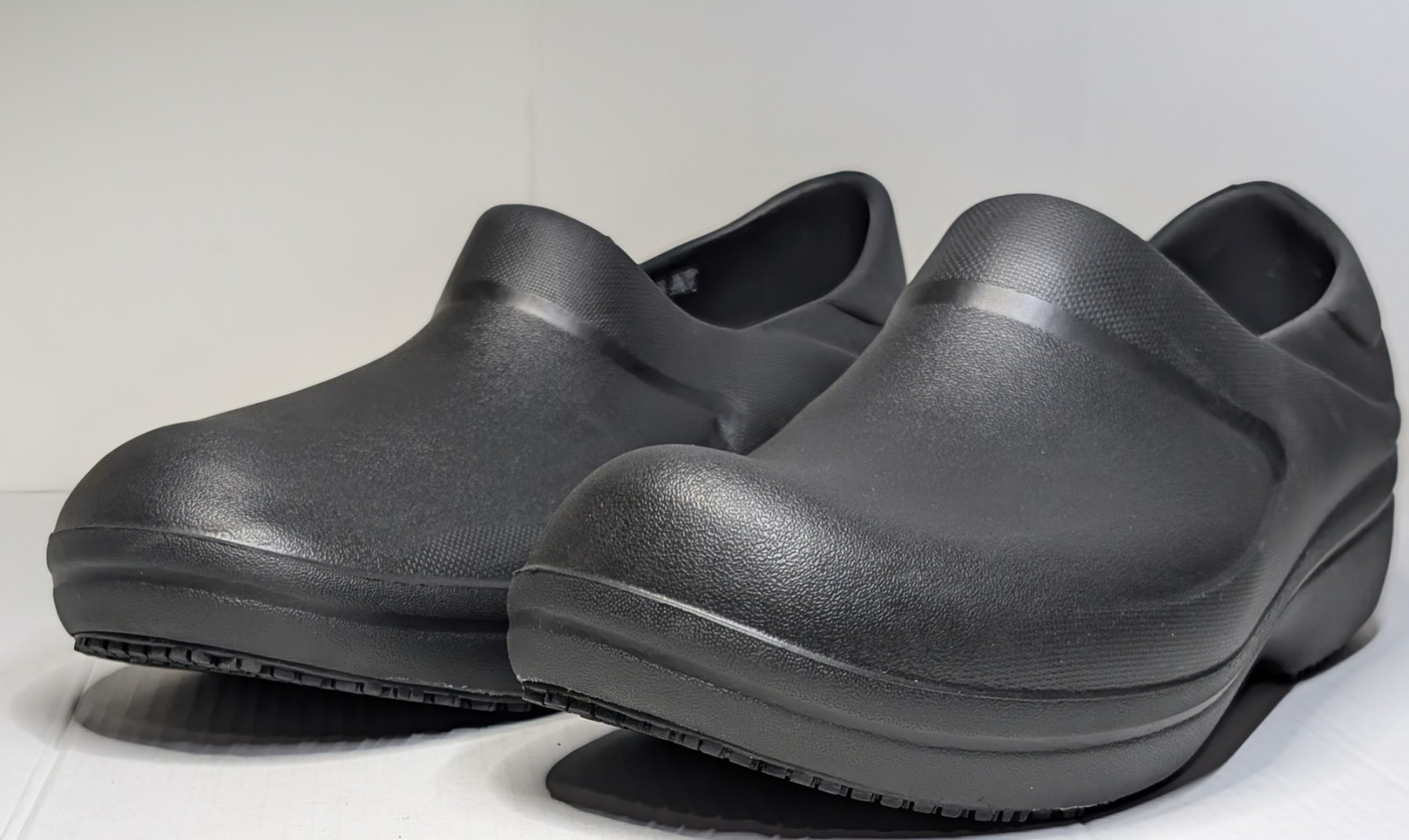 Crocs On-The-Clock Work Slip-Resistant Clogs / Slip-On Work Shoes Size 7