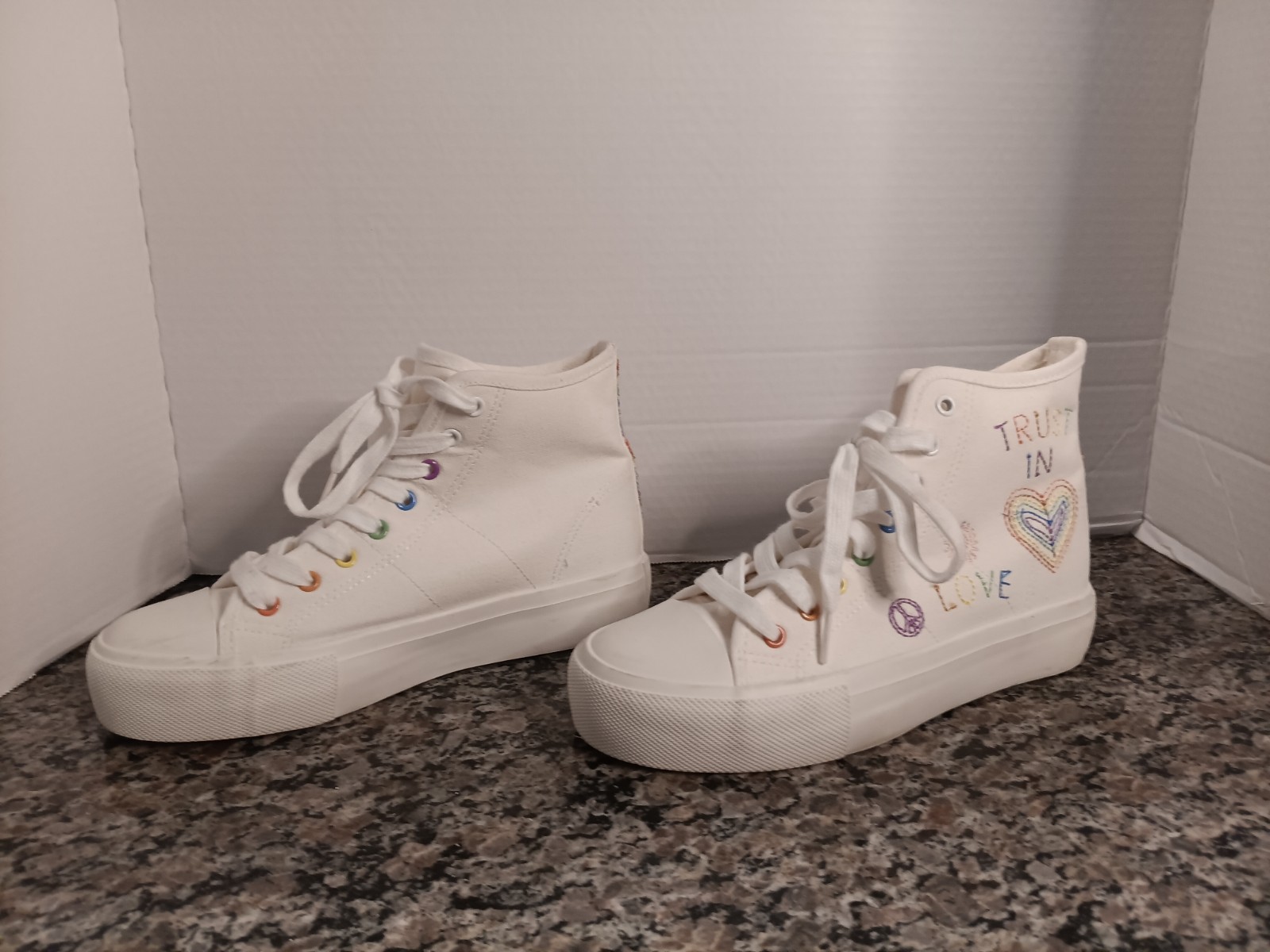 Women’s Girls American Eagle Trust In Love Rainbow Pride High Top Sneakers Sz6
