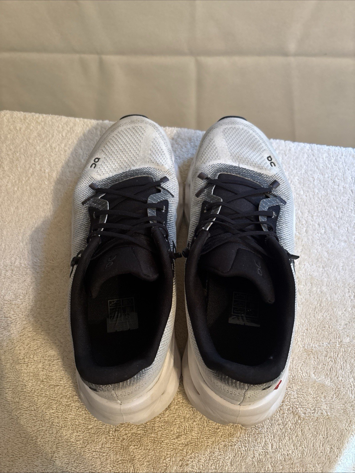 On Running Cloud Women’s Sneakers 8.5 White Black Swiss Engineering Lightweight