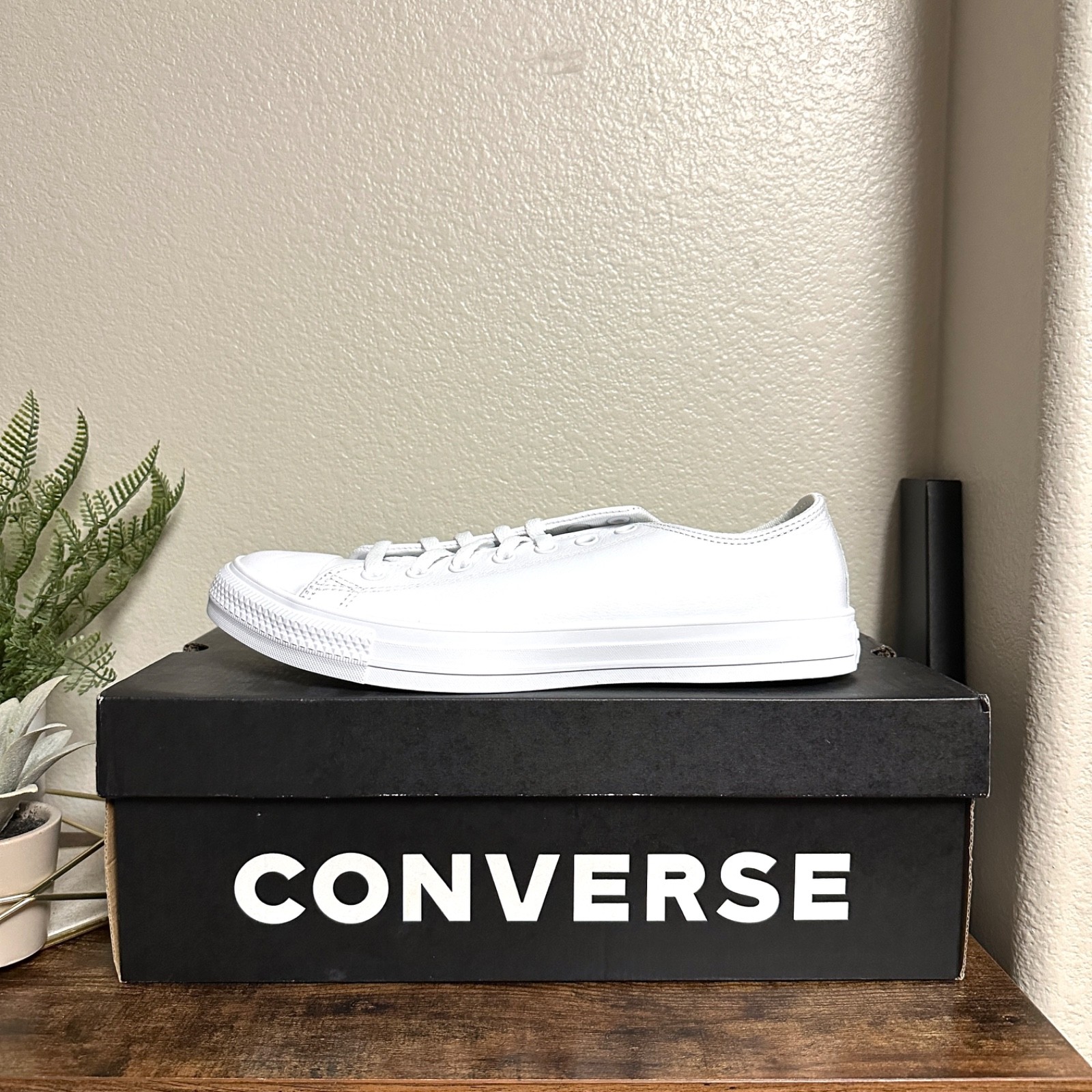 M 10 – W 12 Converse Chuck Taylor All Star Low Ox White Leather Unisex 136823C