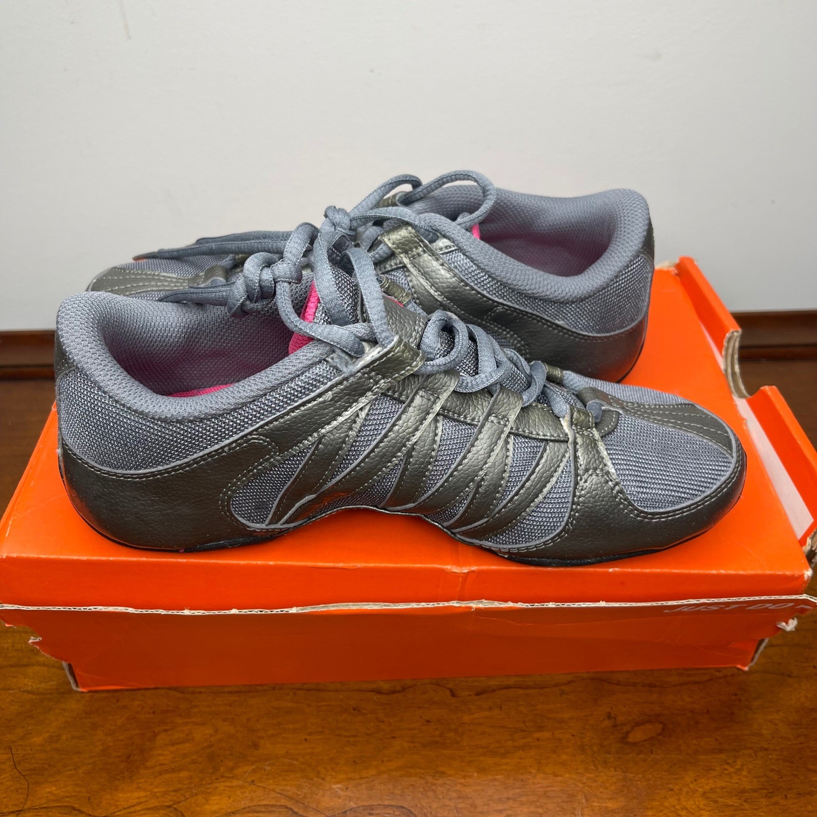 Nike Musique IV Cool Grey Vivid Pink Metallic Dance Running Shoes Womens 5
